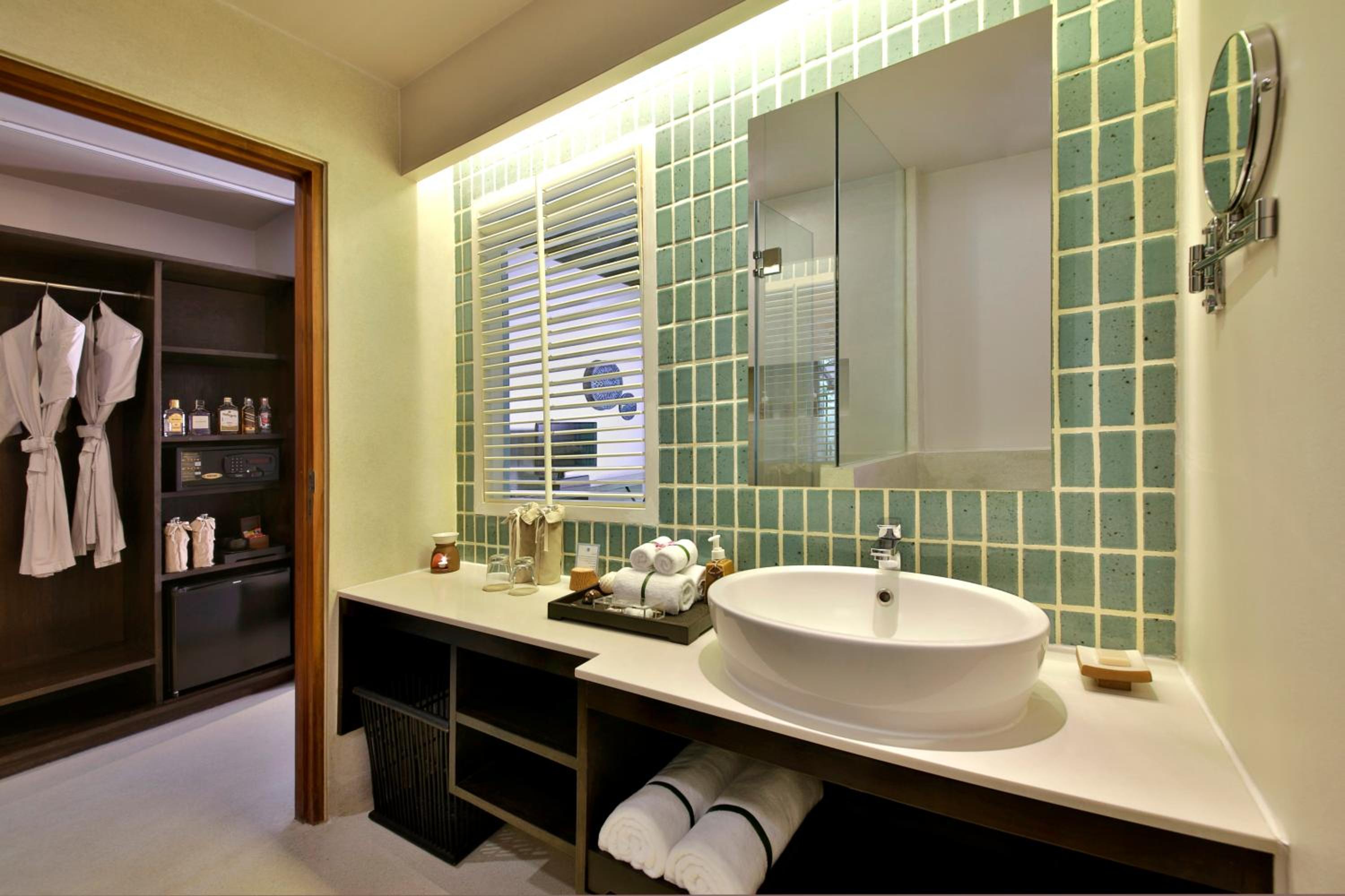 Deluxe King Room with Pool View - Photo 5