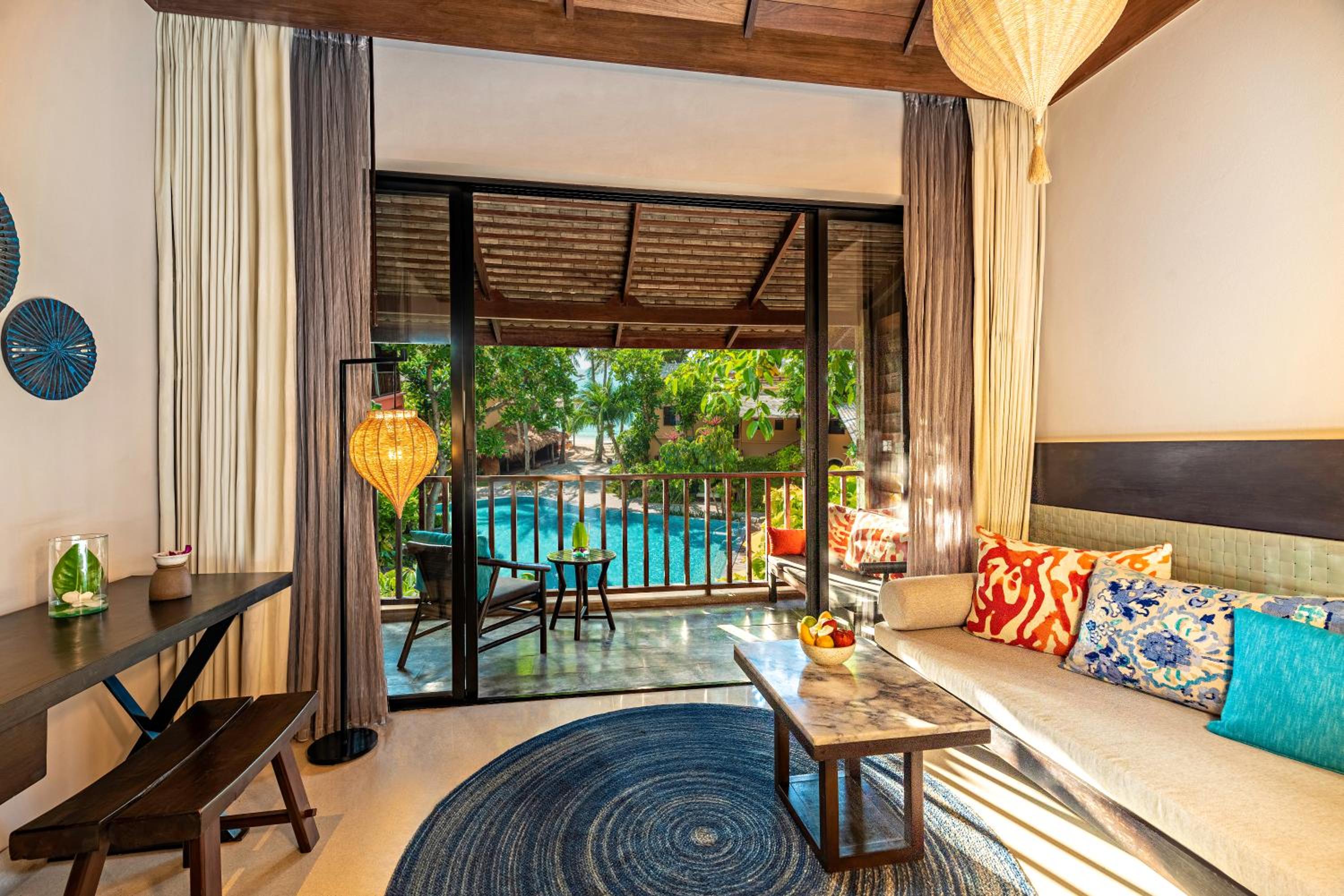 Deluxe King Room with Pool View - Photo 2