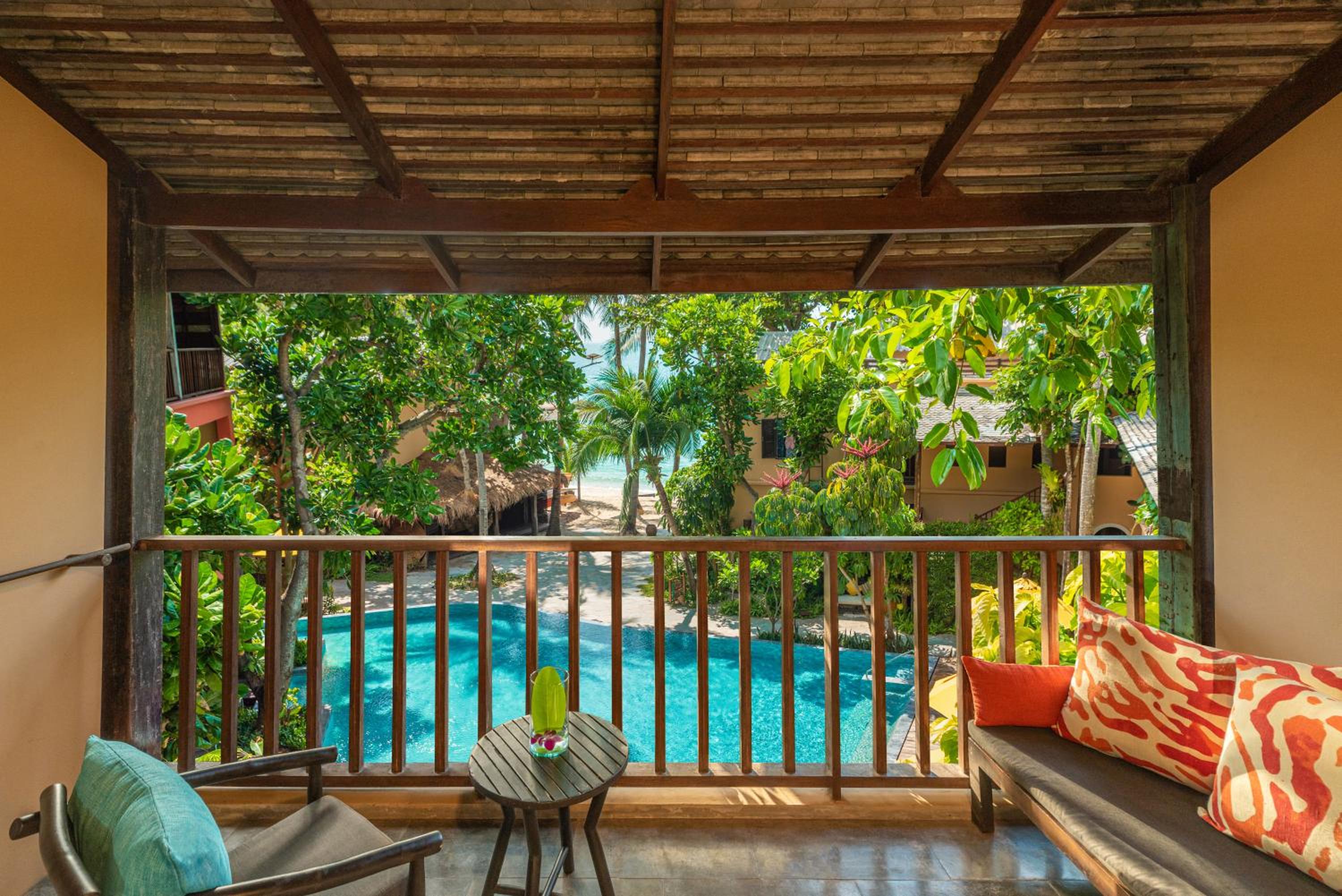 Deluxe King Room with Pool View - Photo 4
