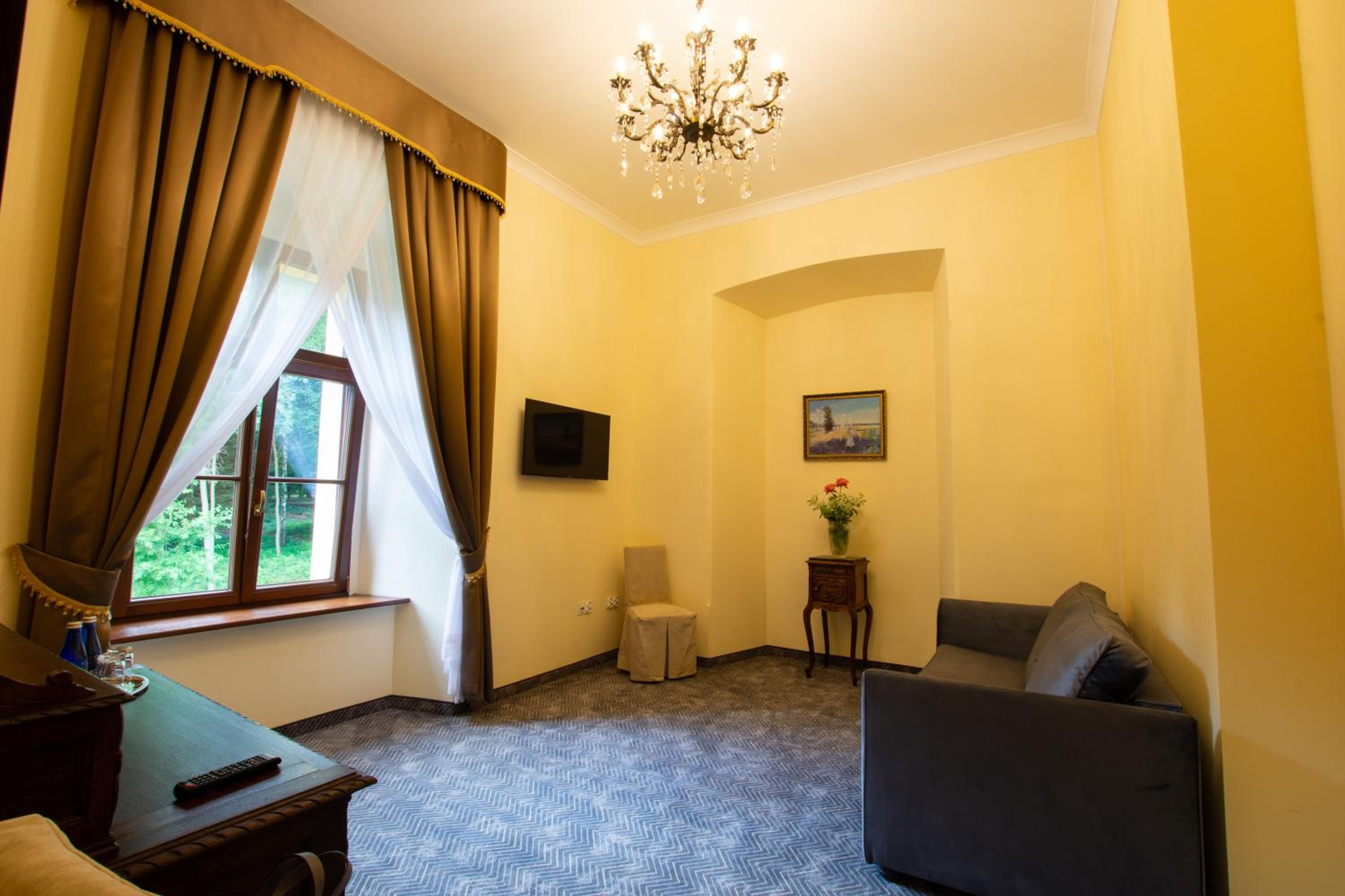 Suite - Photo 1