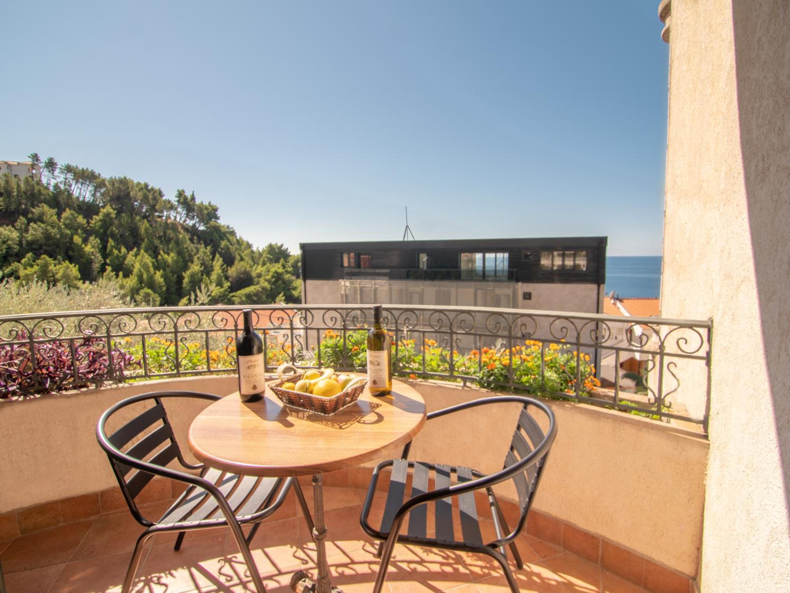 Double Room with Side Sea View - Photo 2