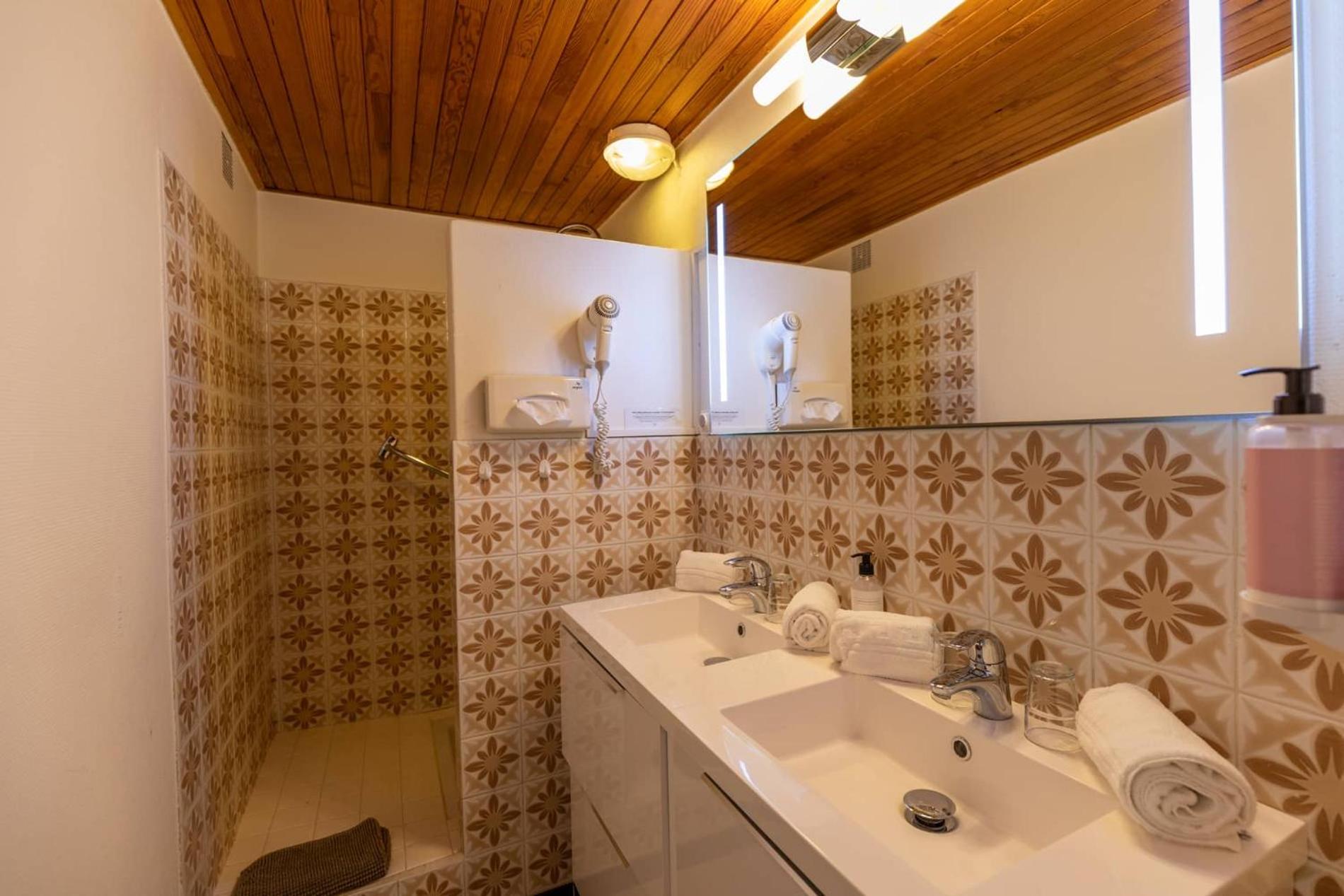 Connecting Quadruple Room - Photo 4