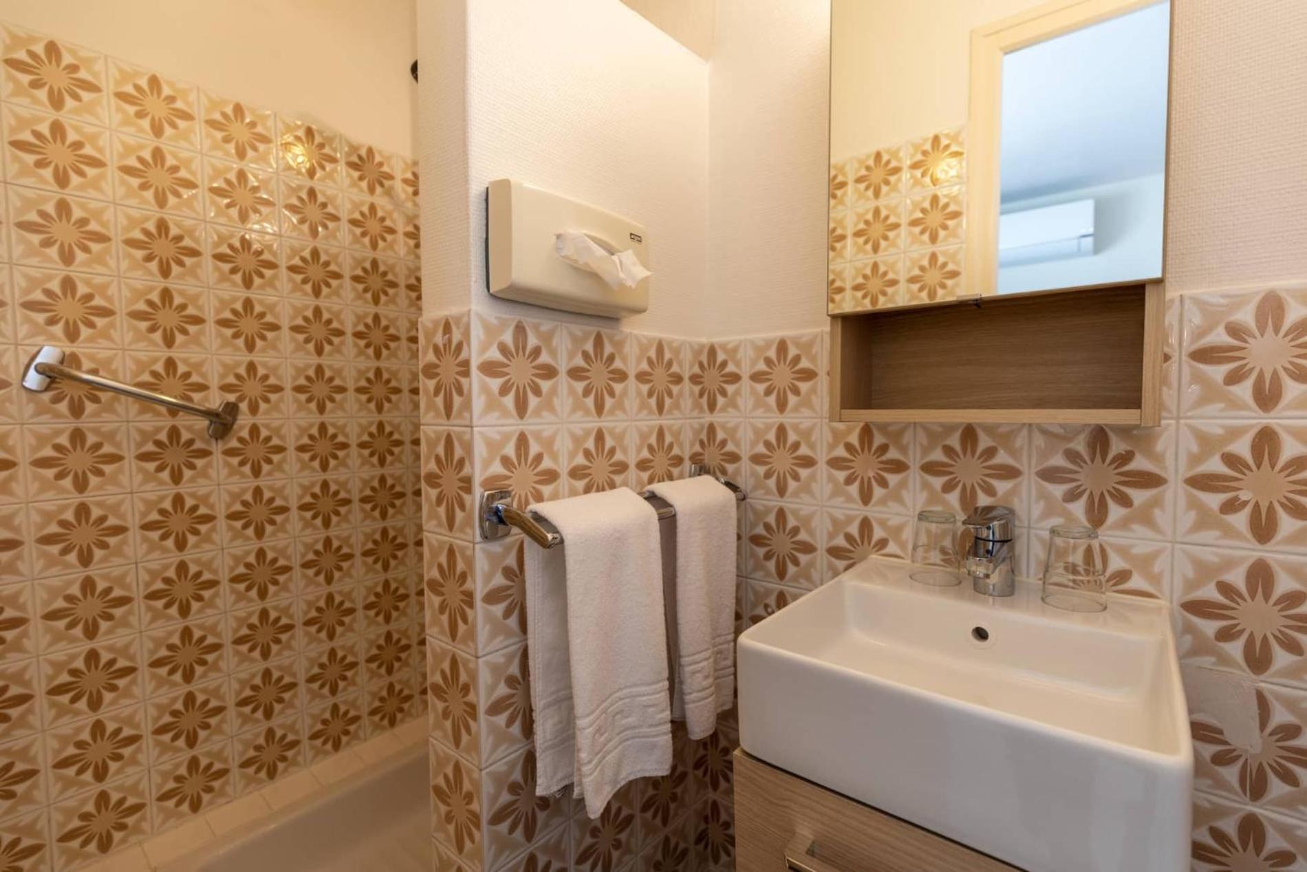 Standard Double Room - Photo 2