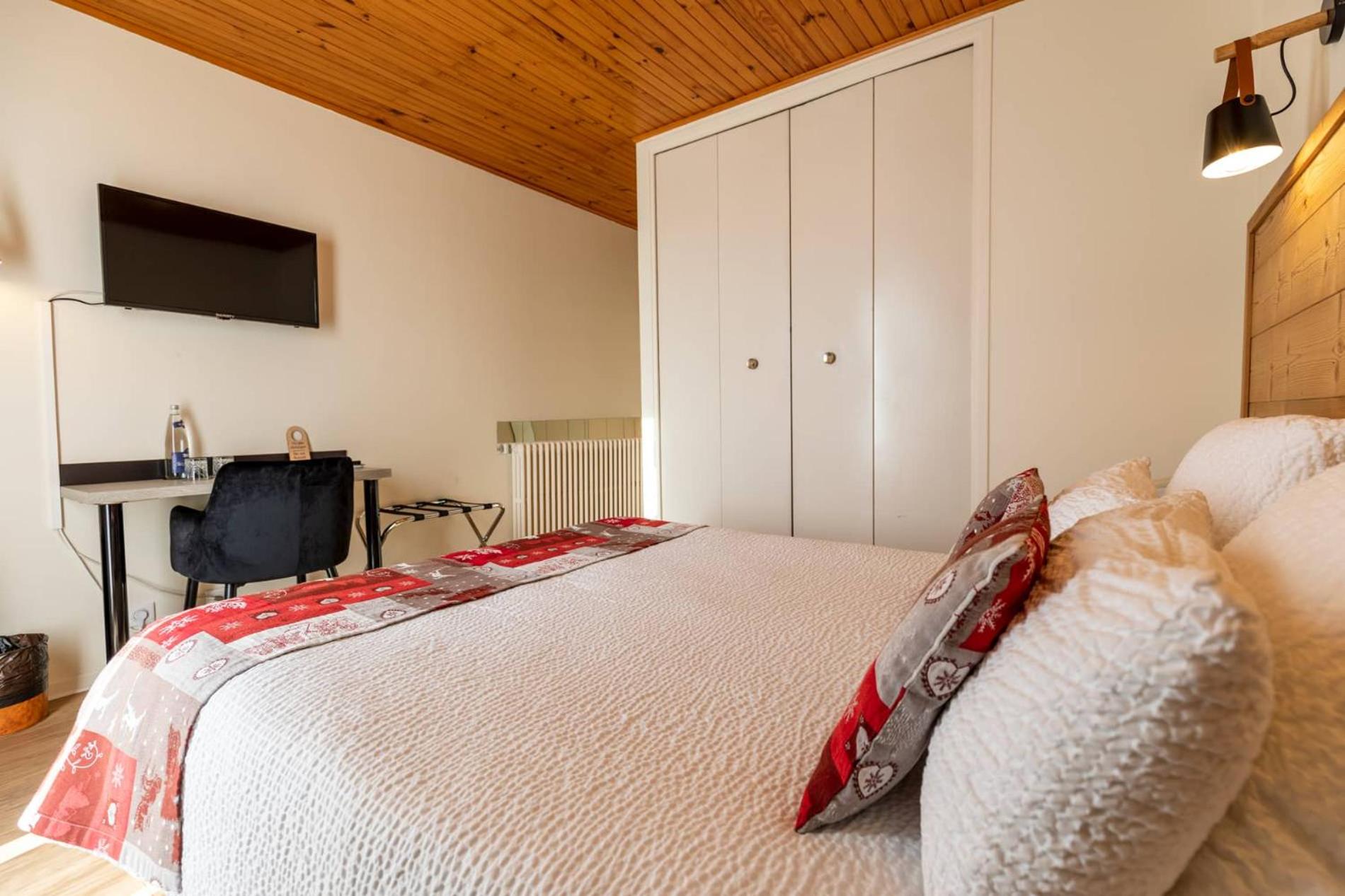 Large Double Room - Photo 3