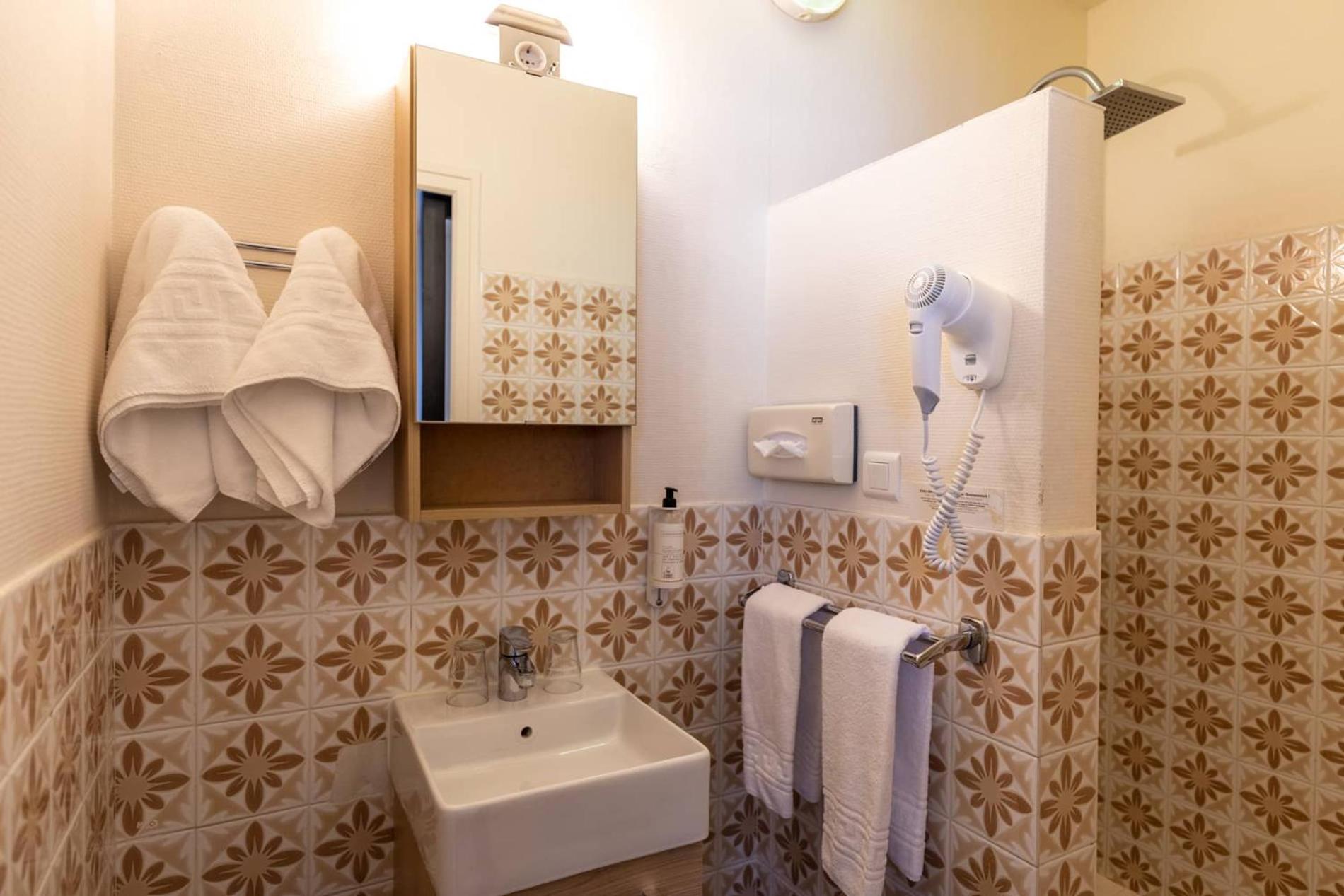 Standard Double Room - Photo 4