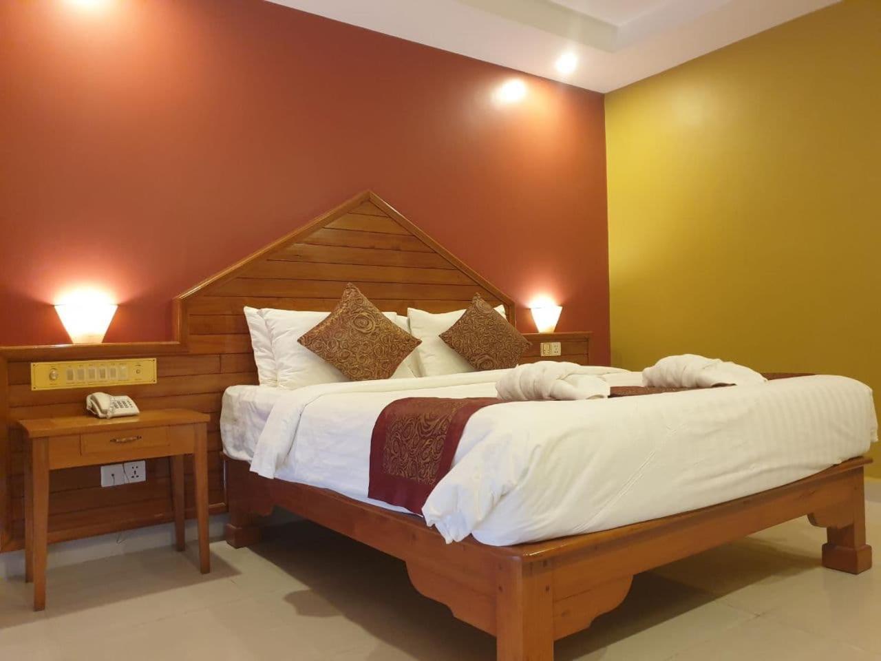 King Room with Pool View - Photo 12