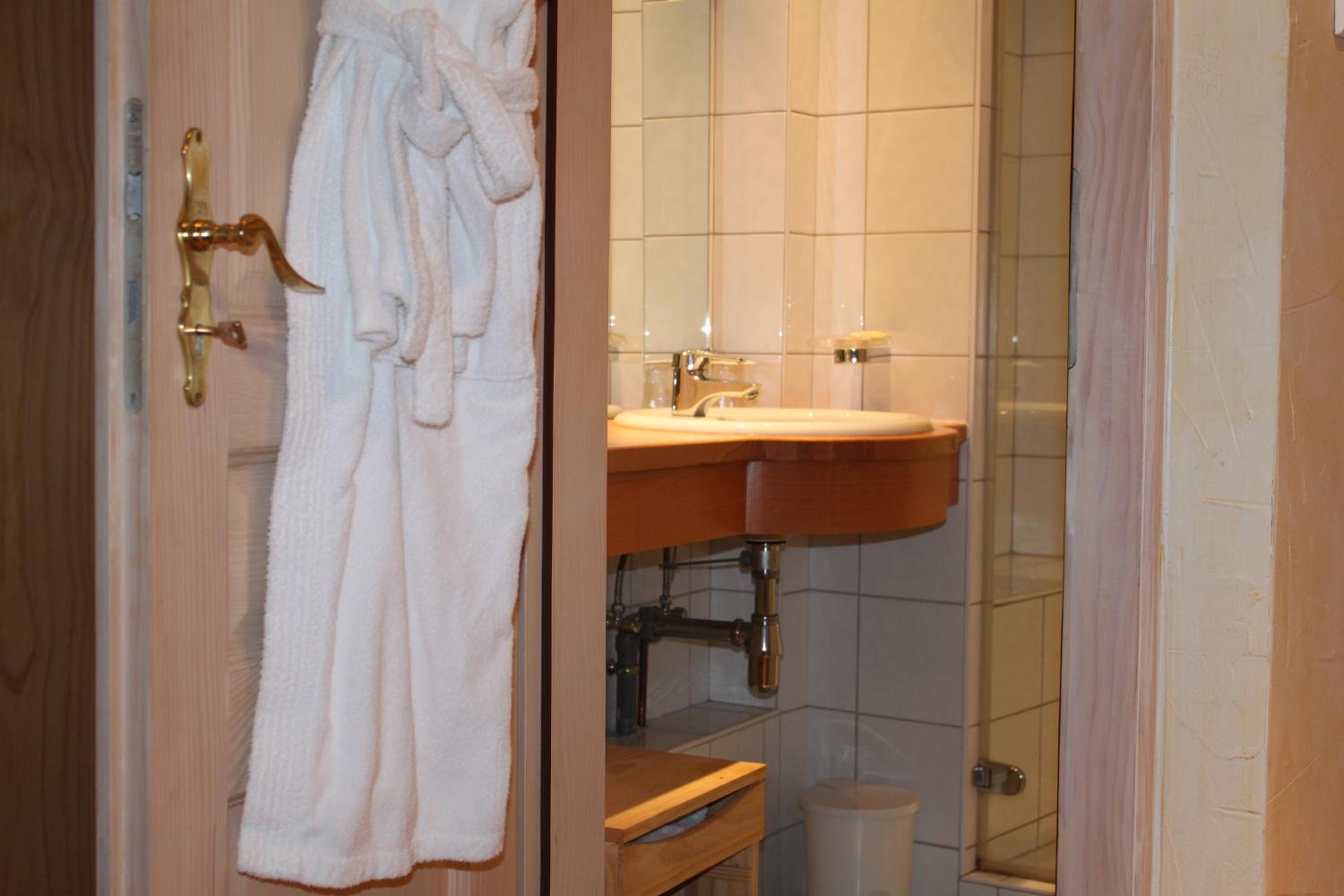 Suite - Photo 30