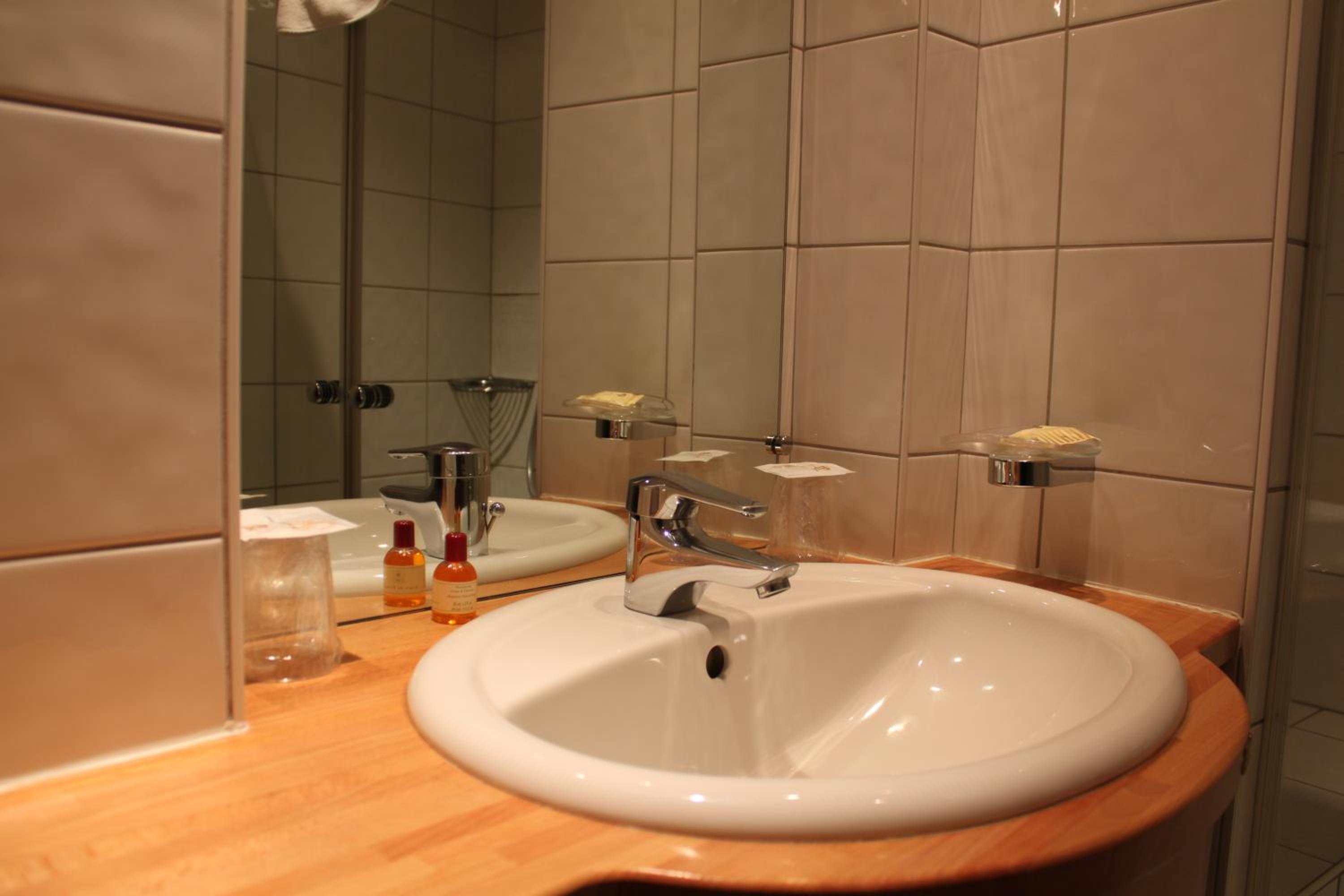Suite - Photo 23