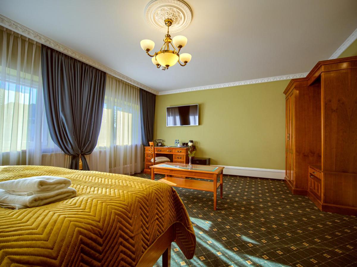 Deluxe King Suite photo 2