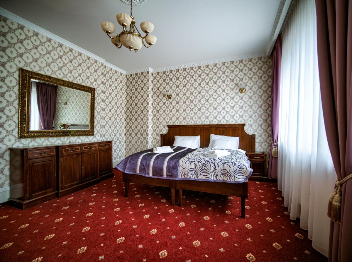 Deluxe King Suite photo 3