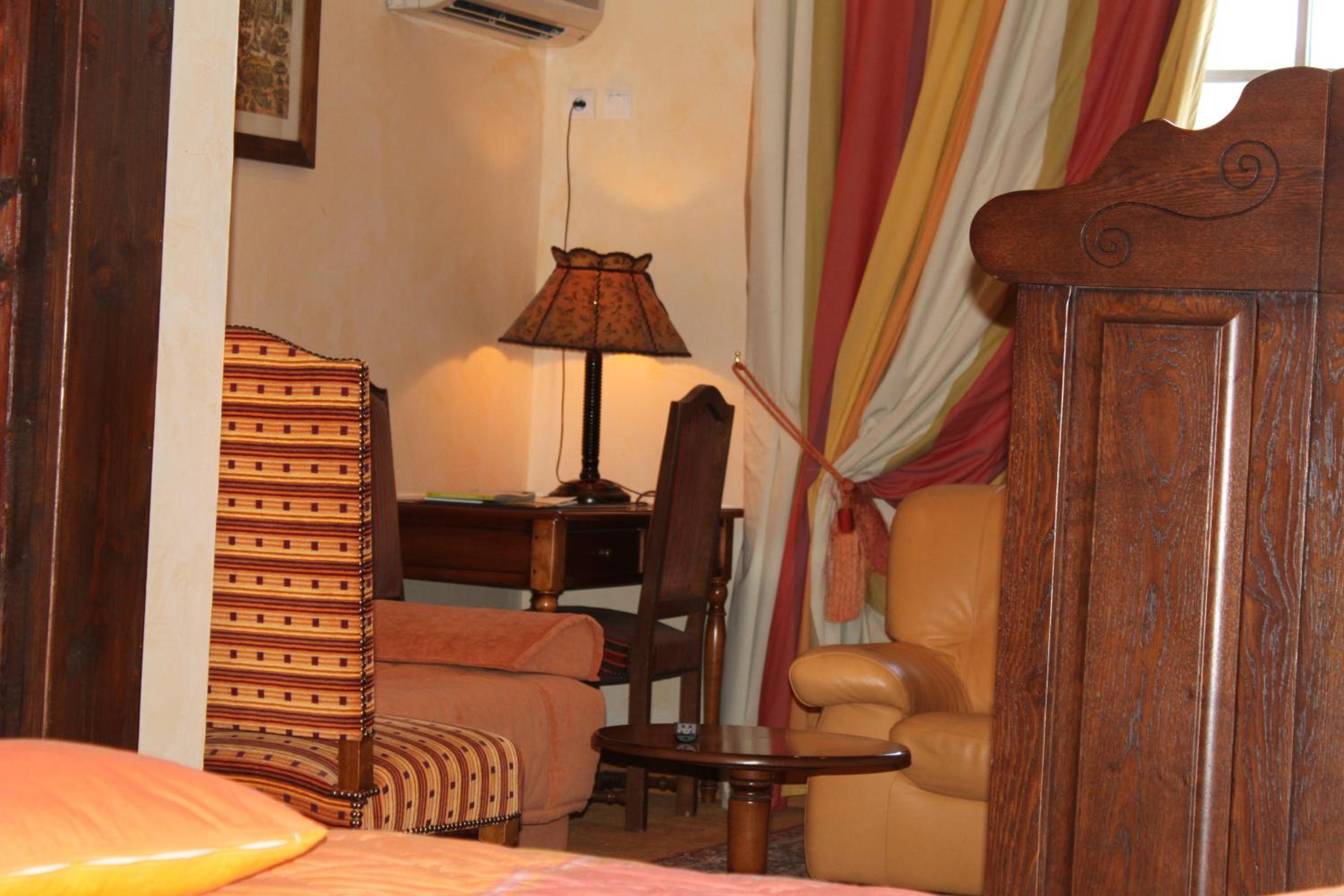 Suite - Photo 18