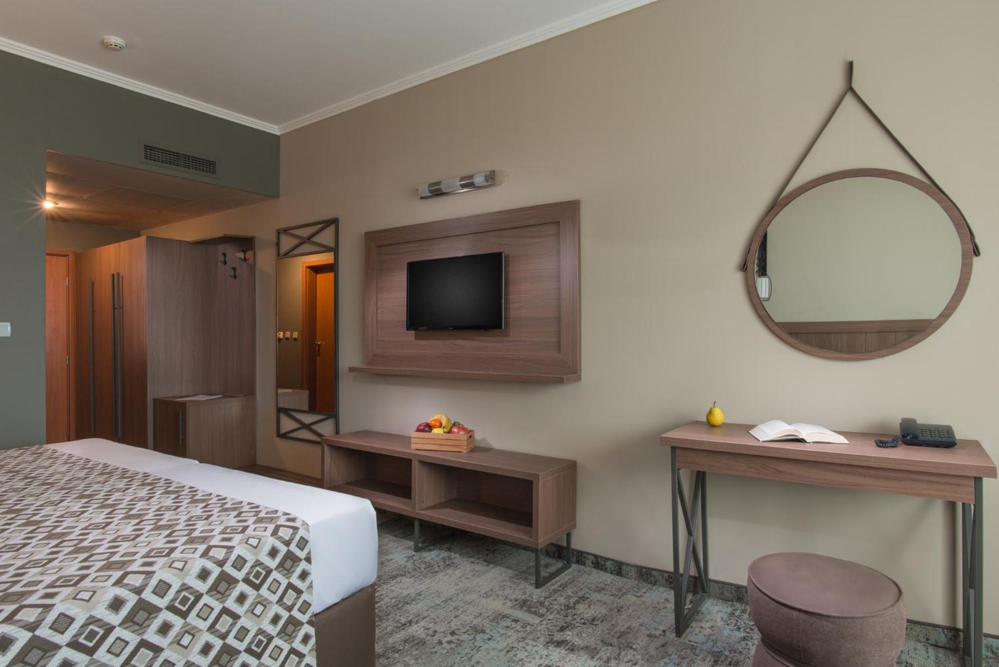 Deluxe Twin Room with Street View and Balcony - Free Pool Access & Free WiFI - Photo 8