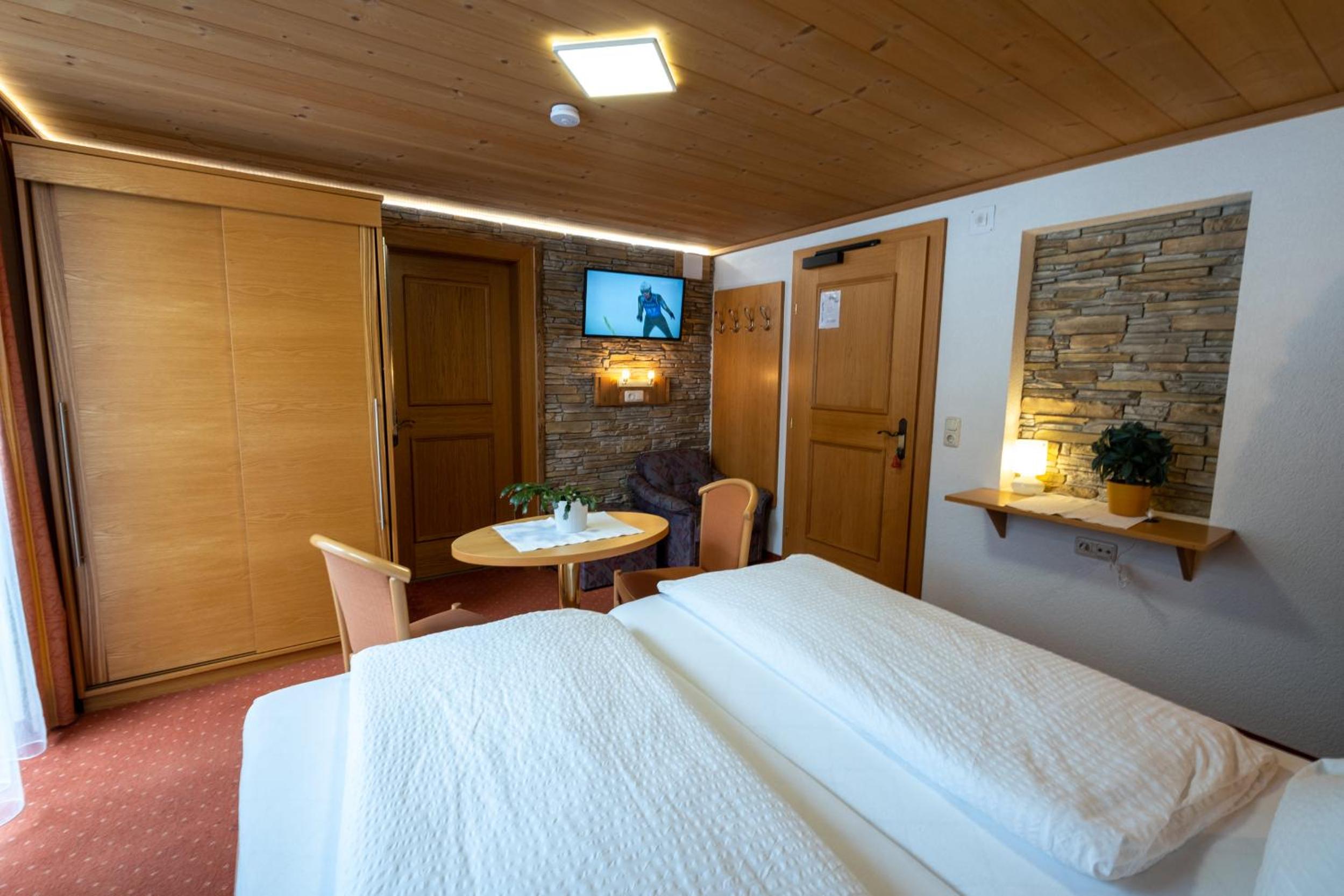 Double Room with Balcony - Photo 3