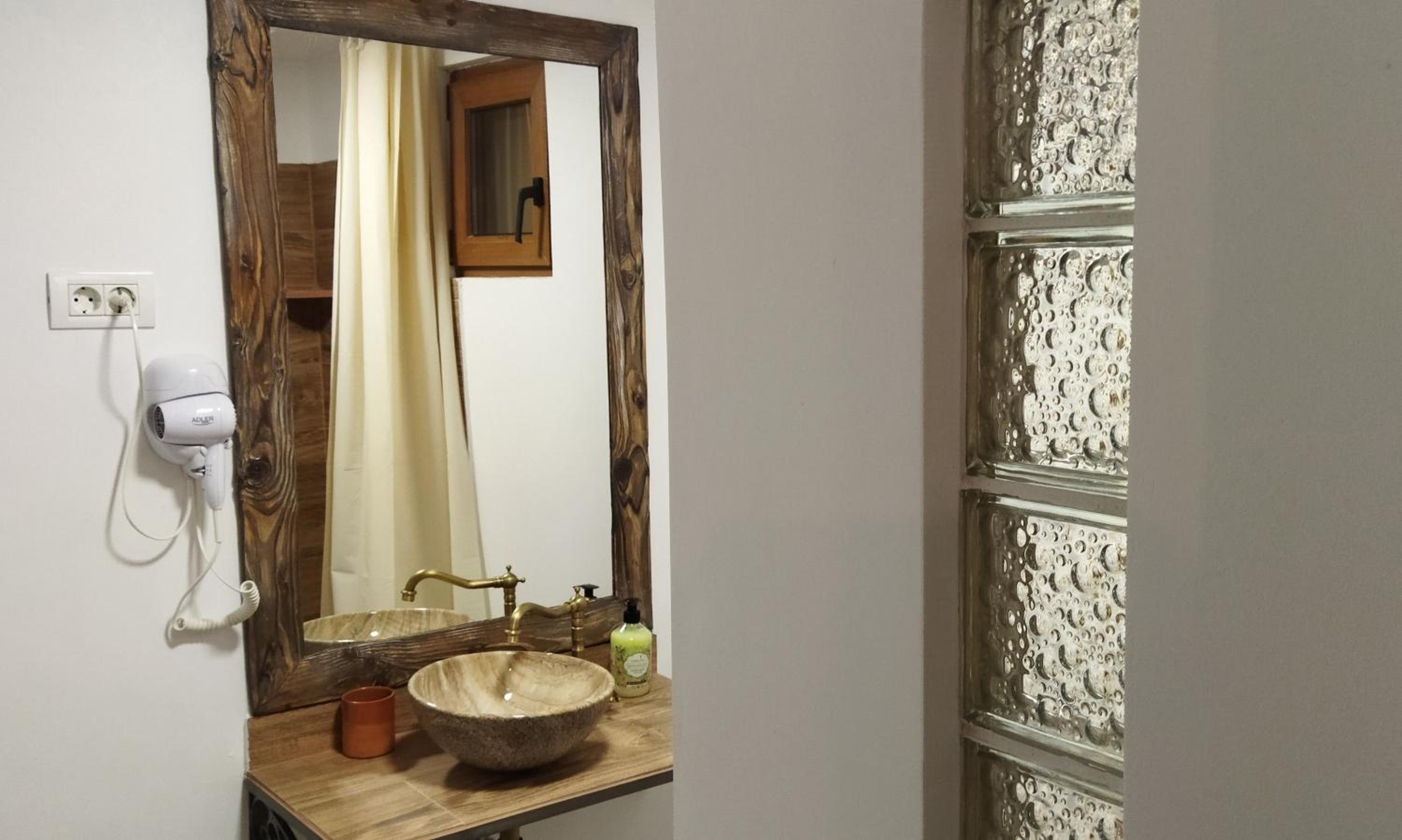 Double Room with Private Bathroom - Photo 19