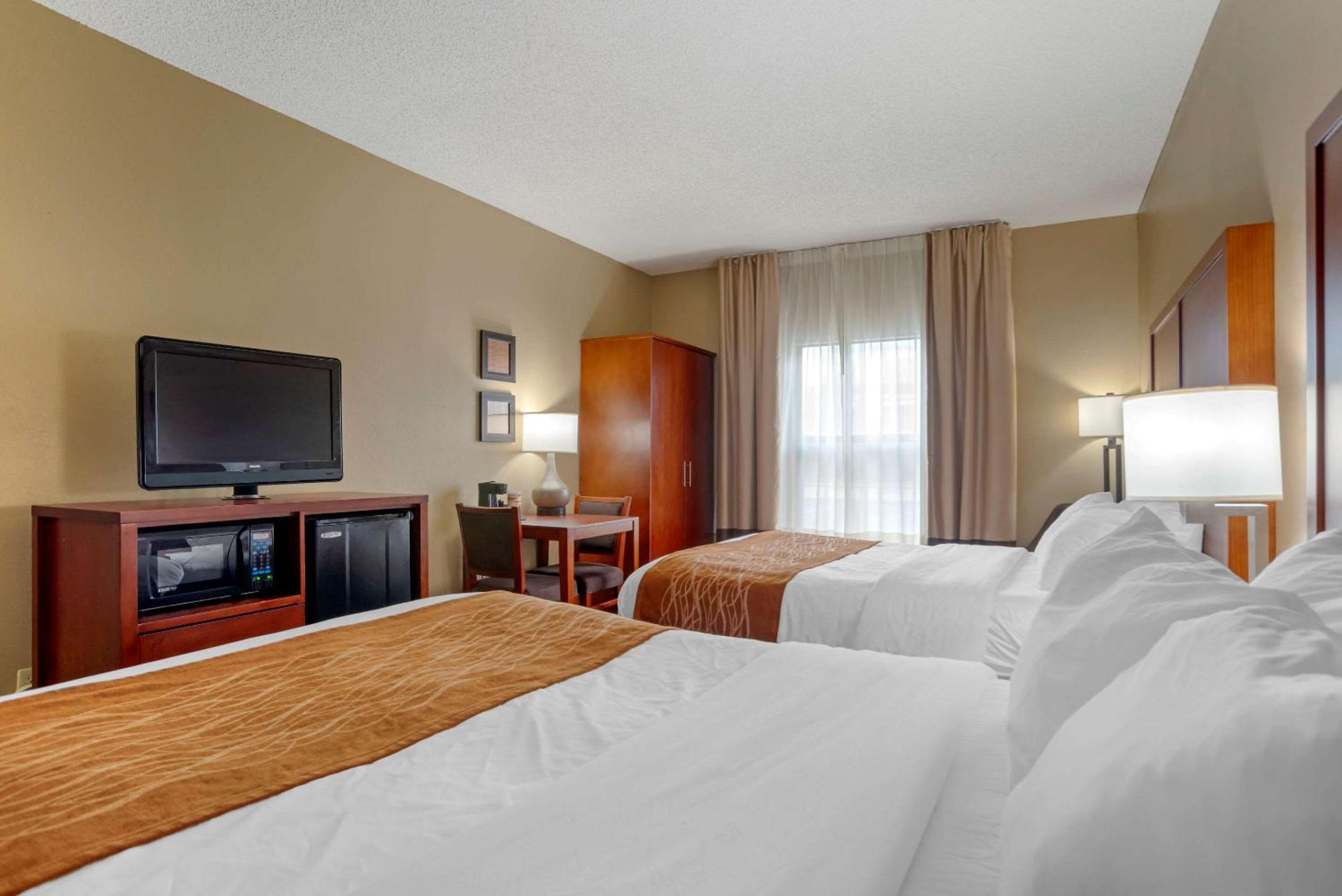 Queen Room with Two Queen Beds - Non-Smoking - Photo 3