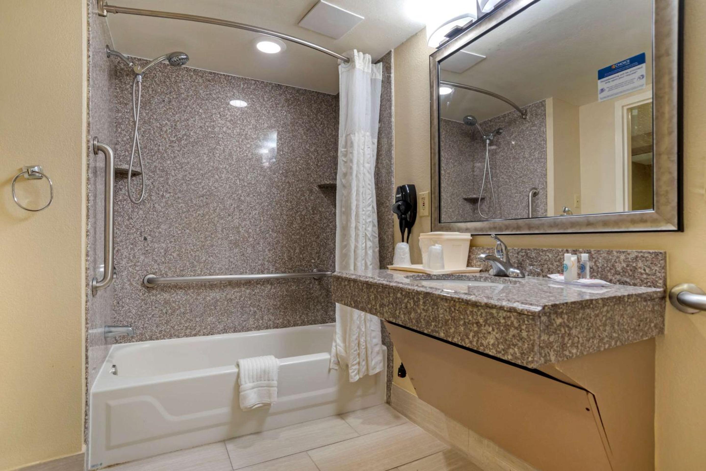King Room - Disability Access - Non-Smoking - Photo 4