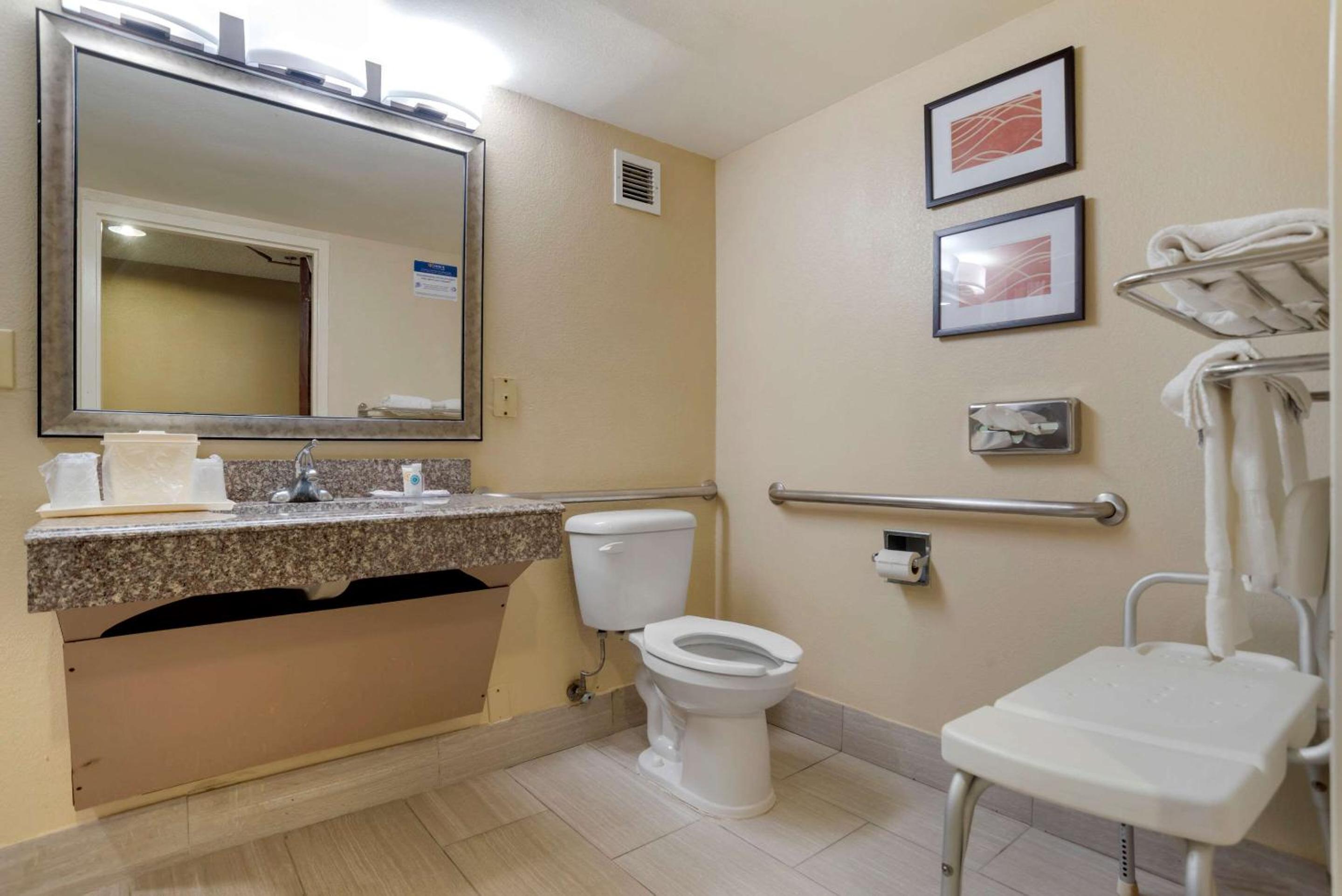 King Room - Disability Access - Non-Smoking - Photo 6