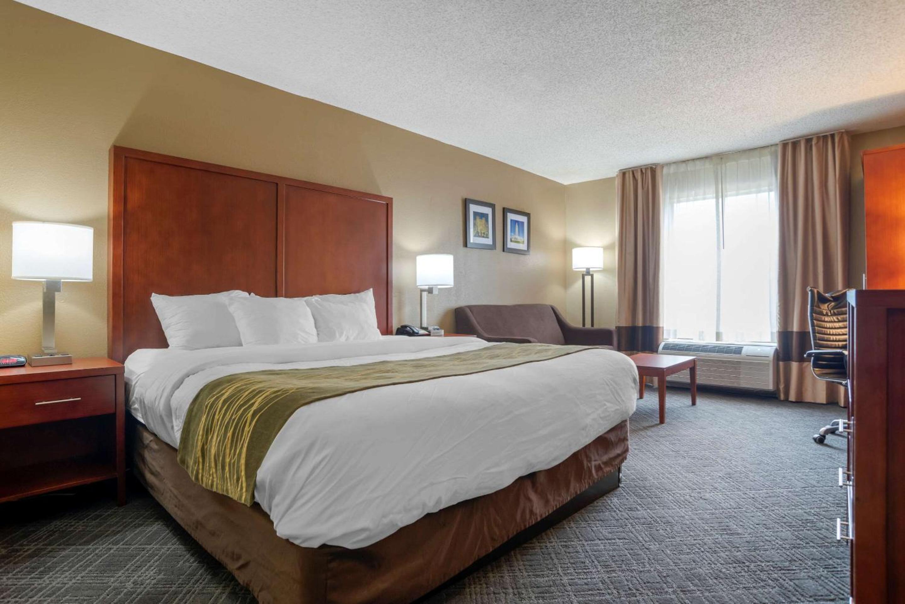 King Room - Non-Smoking - Photo 5