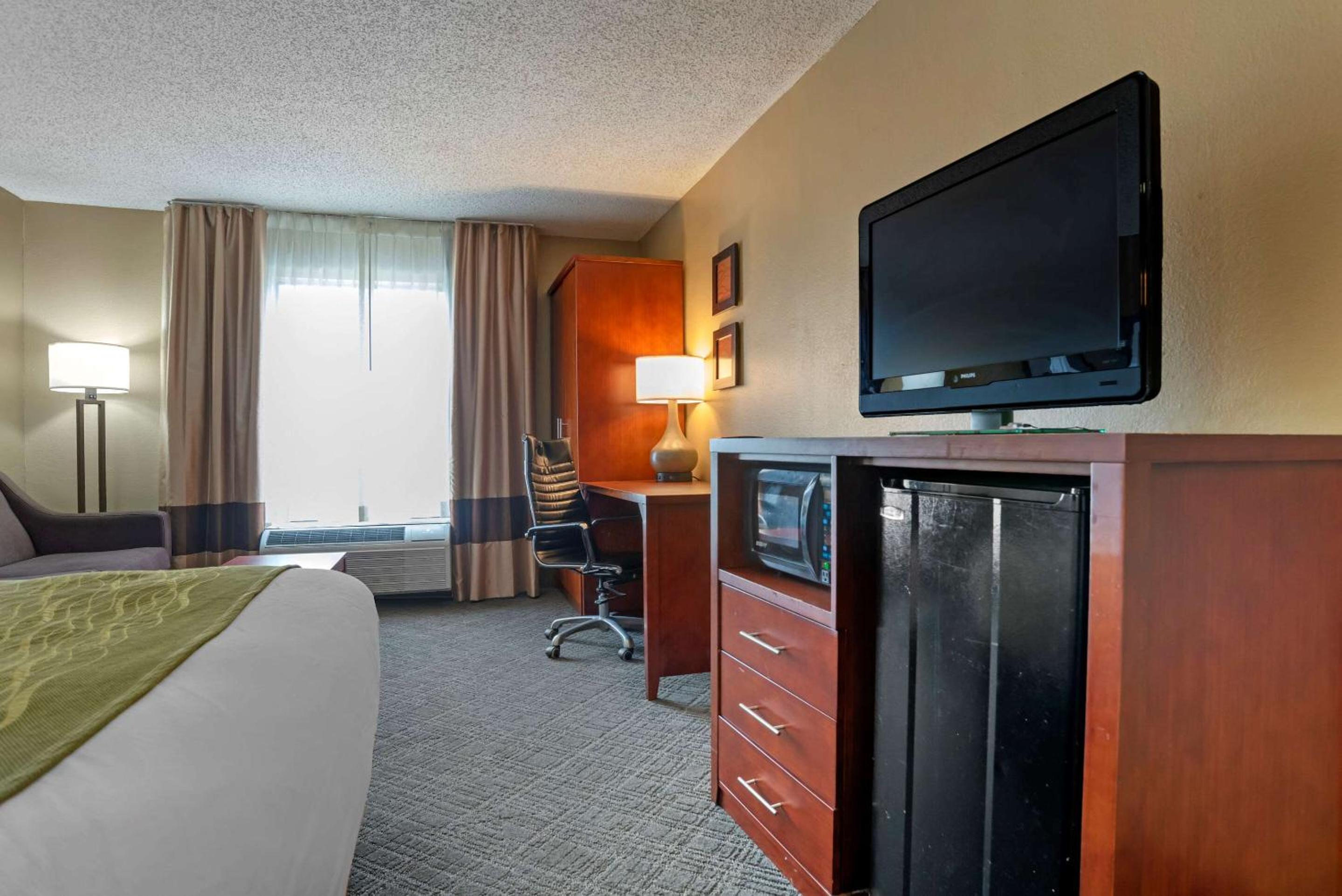 King Room - Non-Smoking - Photo 6