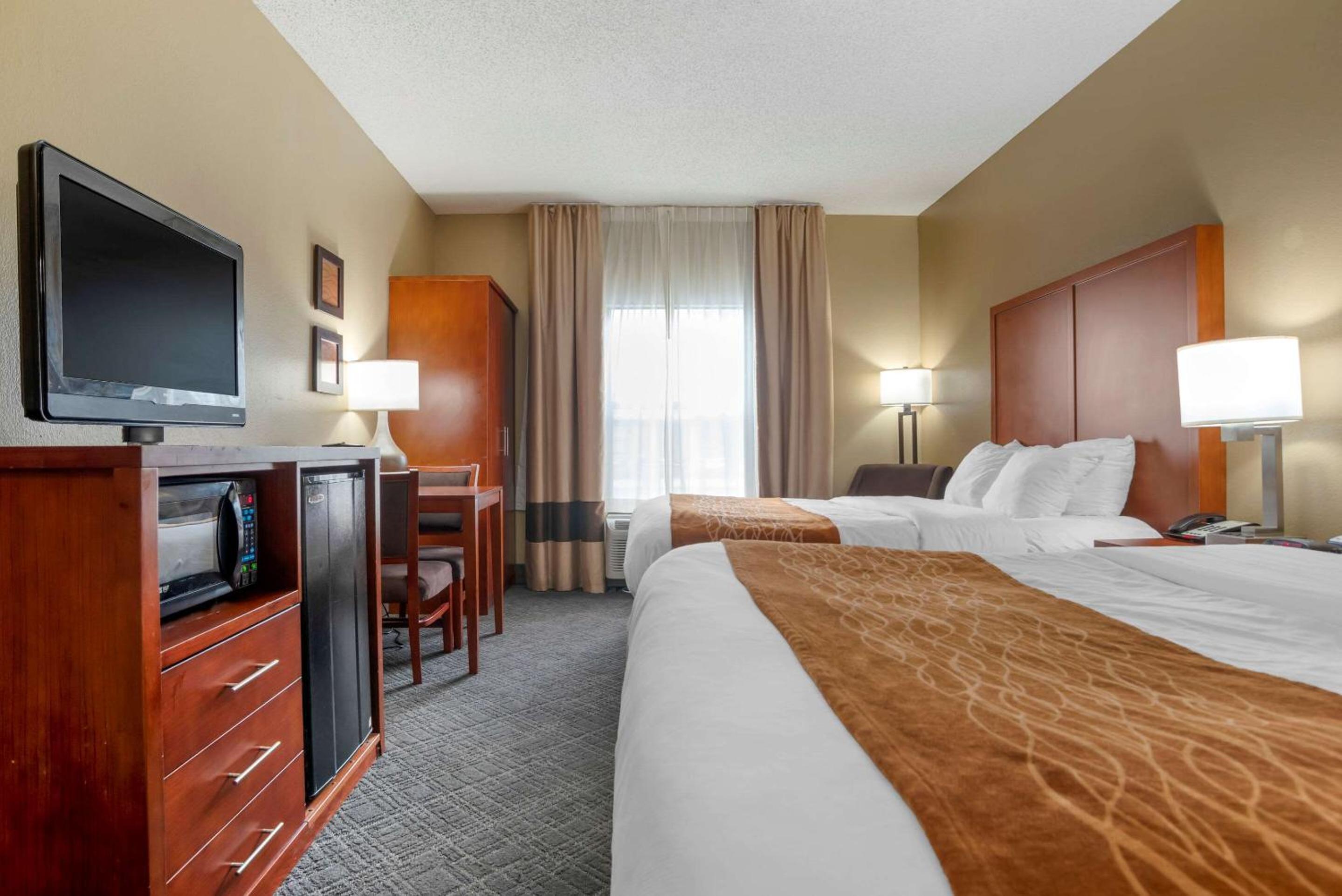 Queen Room with Two Queen Beds - Non-Smoking - Photo 1