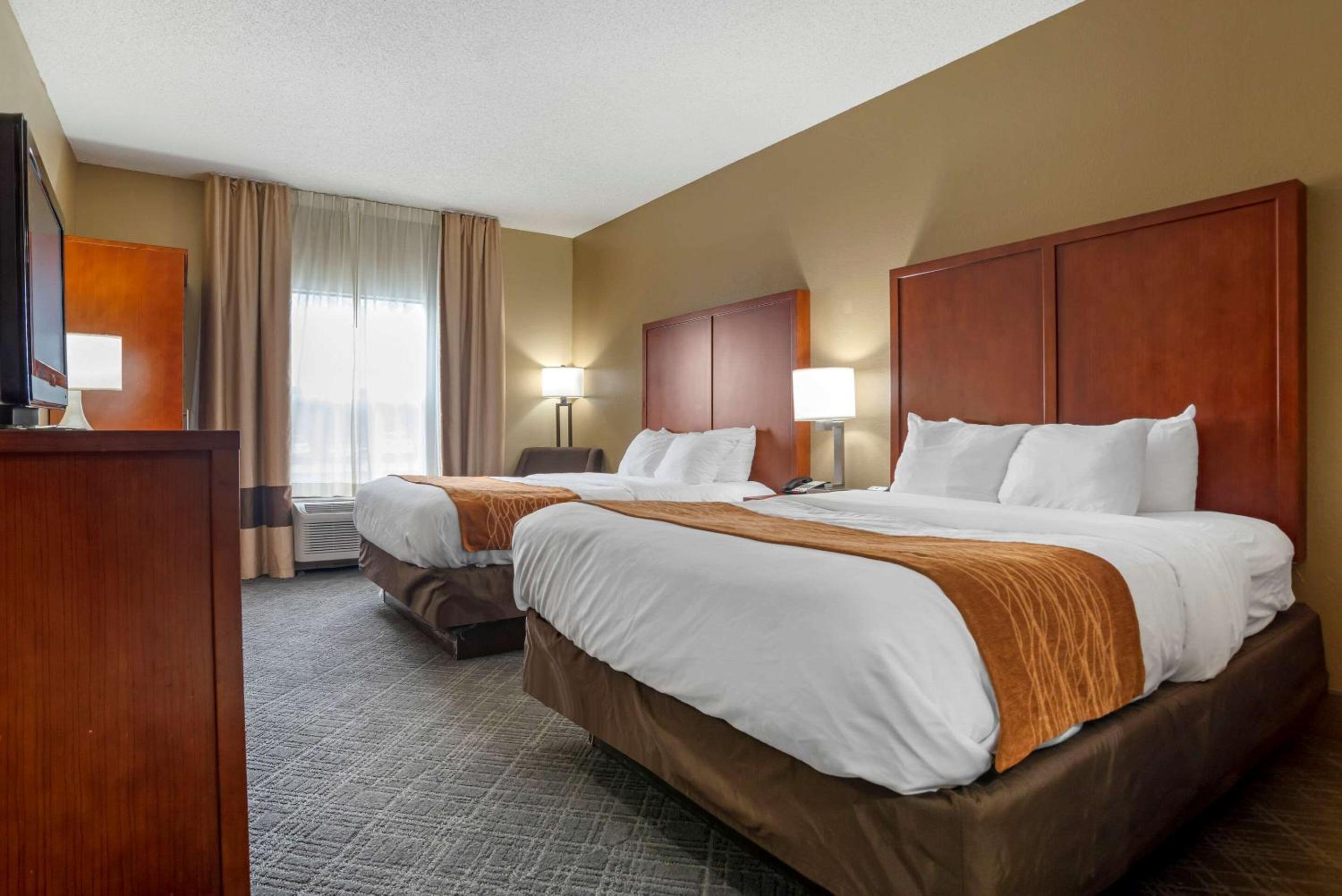 Queen Room with Two Queen Beds - Non-Smoking - Photo 4