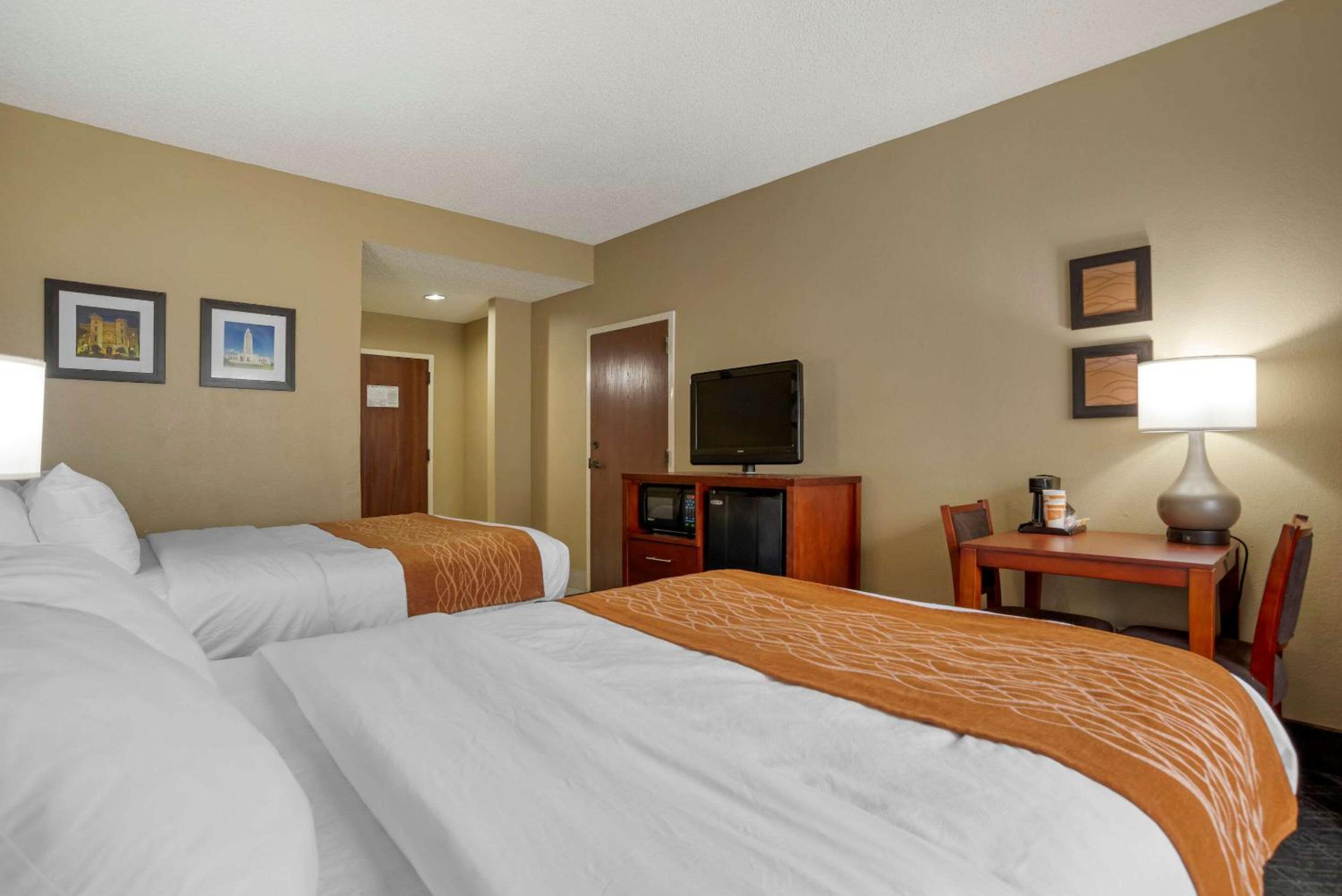 Queen Room with Two Queen Beds - Non-Smoking - Photo 5