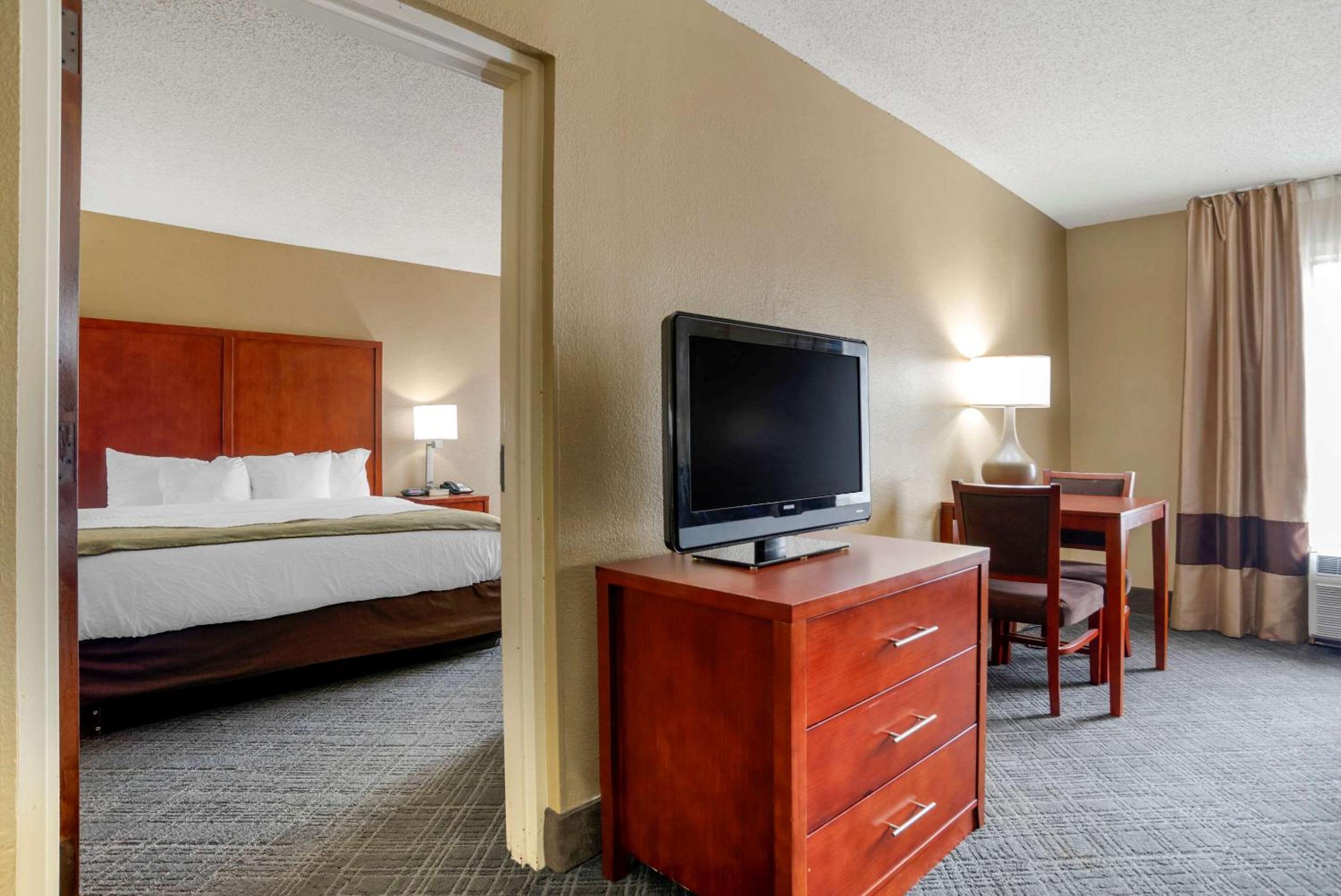 King Suite - Non-Smoking - Photo 1