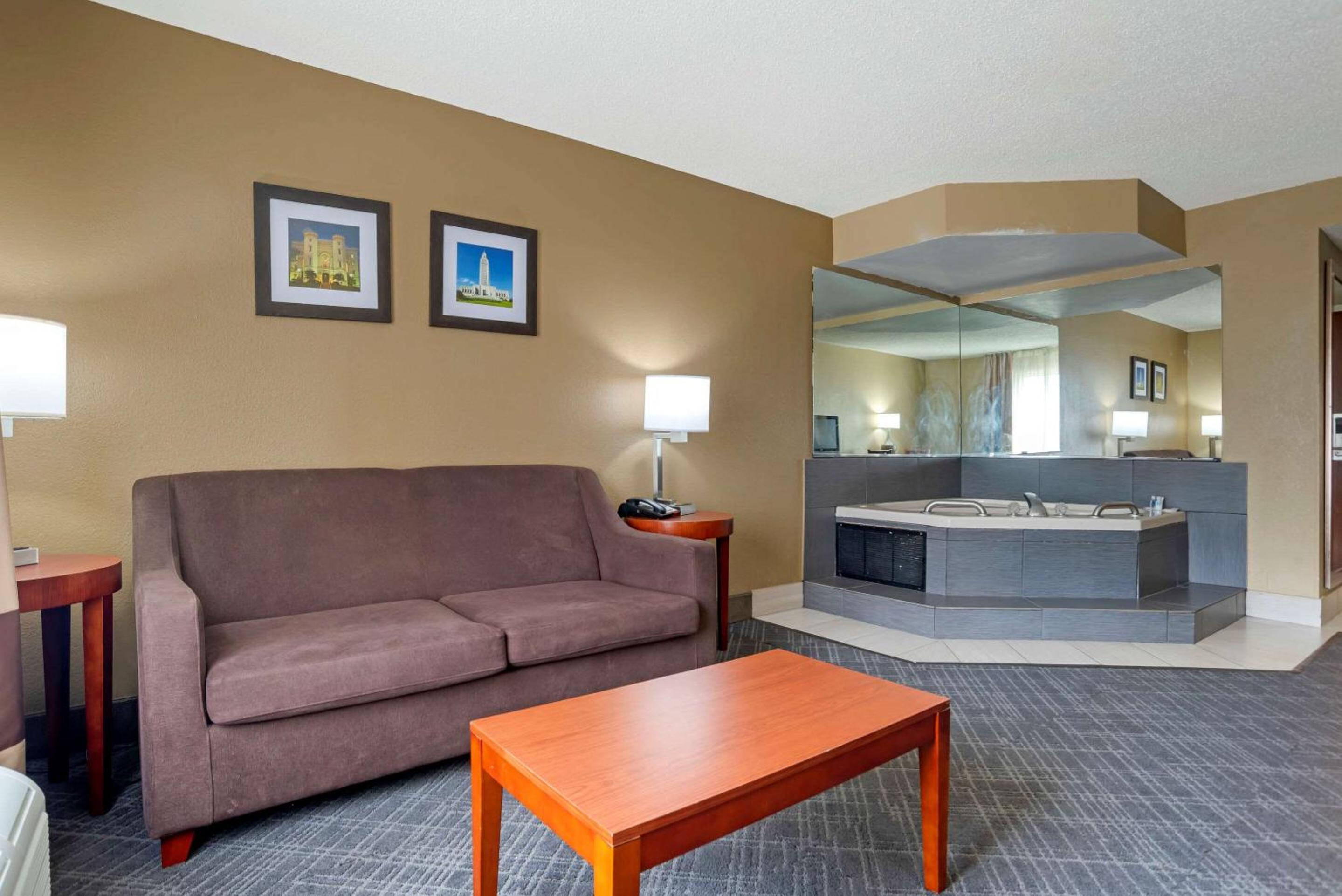 King Suite - Non-Smoking - Photo 4