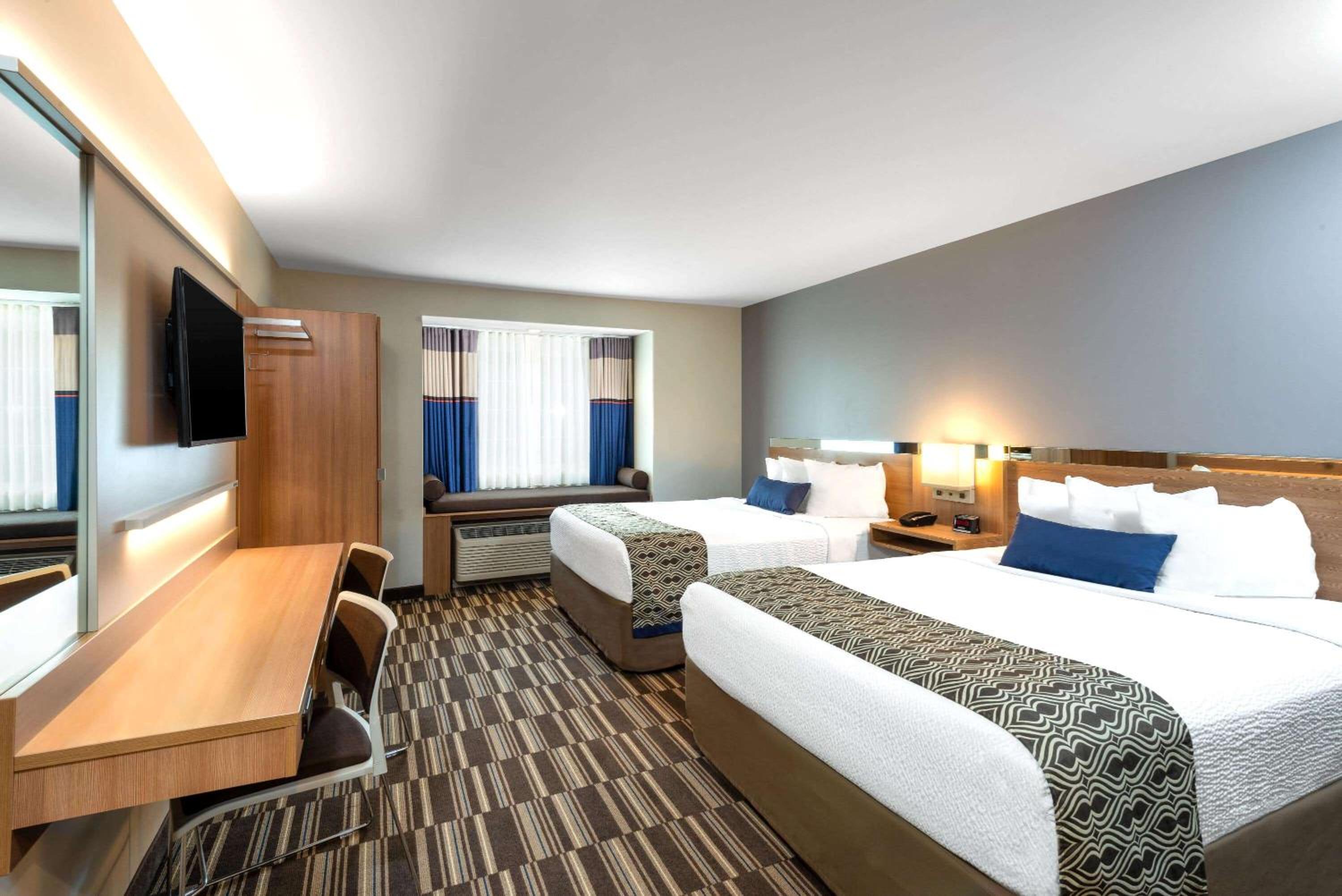 Queen Room with Two Queen Beds - Hearing Impaired Access/Non-Smoking - Photo 1