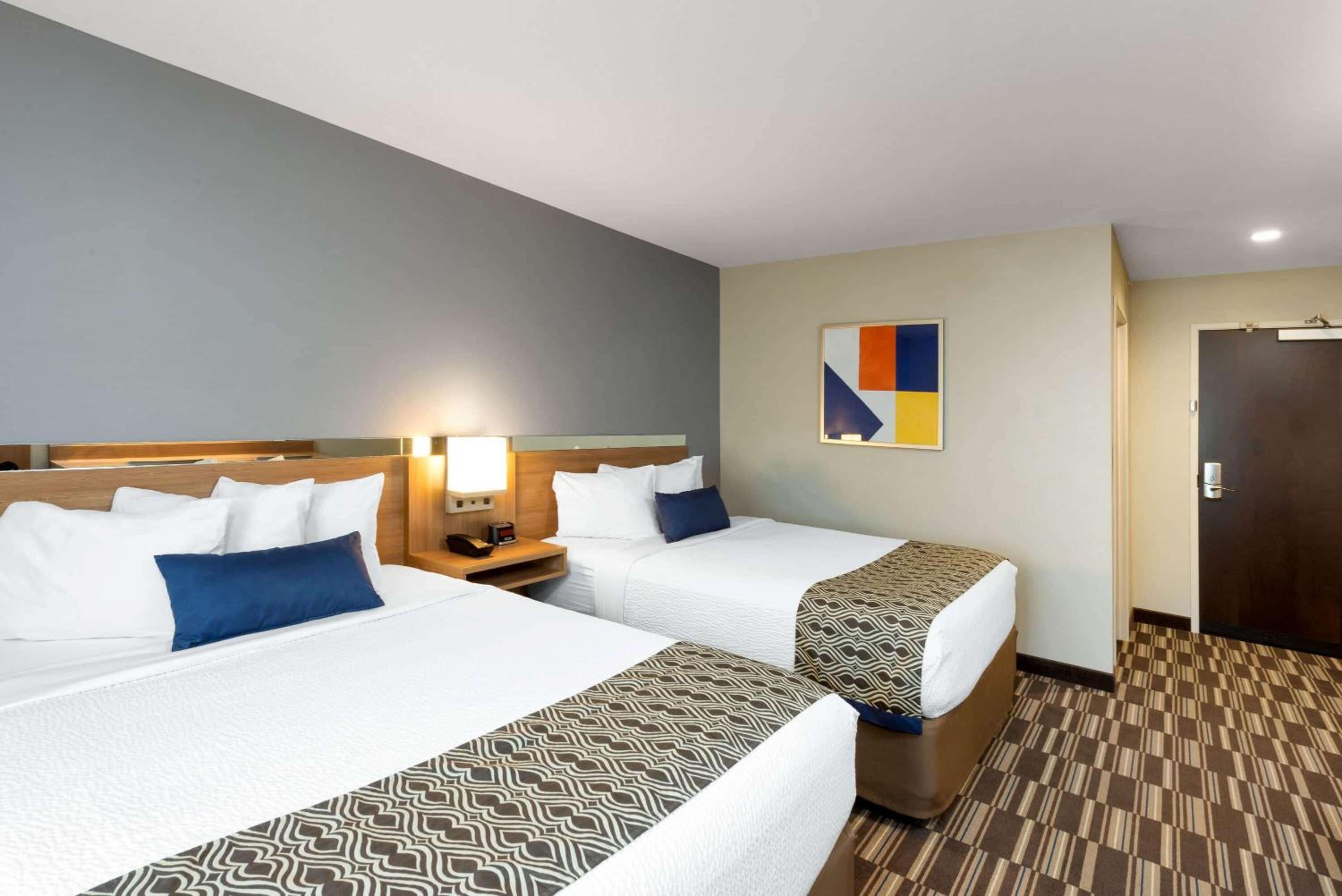 Queen Room with Two Queen Beds - Hearing Impaired Access/Non-Smoking - Photo 2