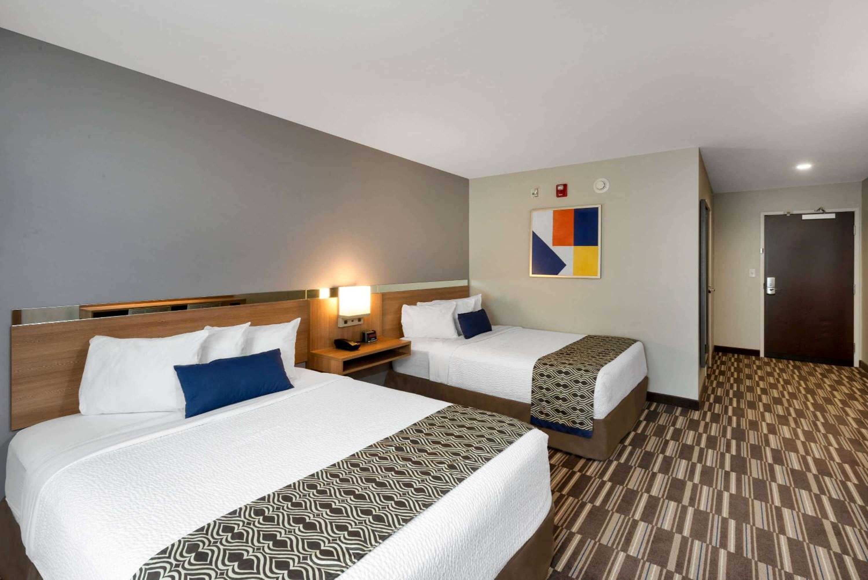 Queen Room with Two Queen Beds - Mobility Access/Non-Smoking - Photo 2