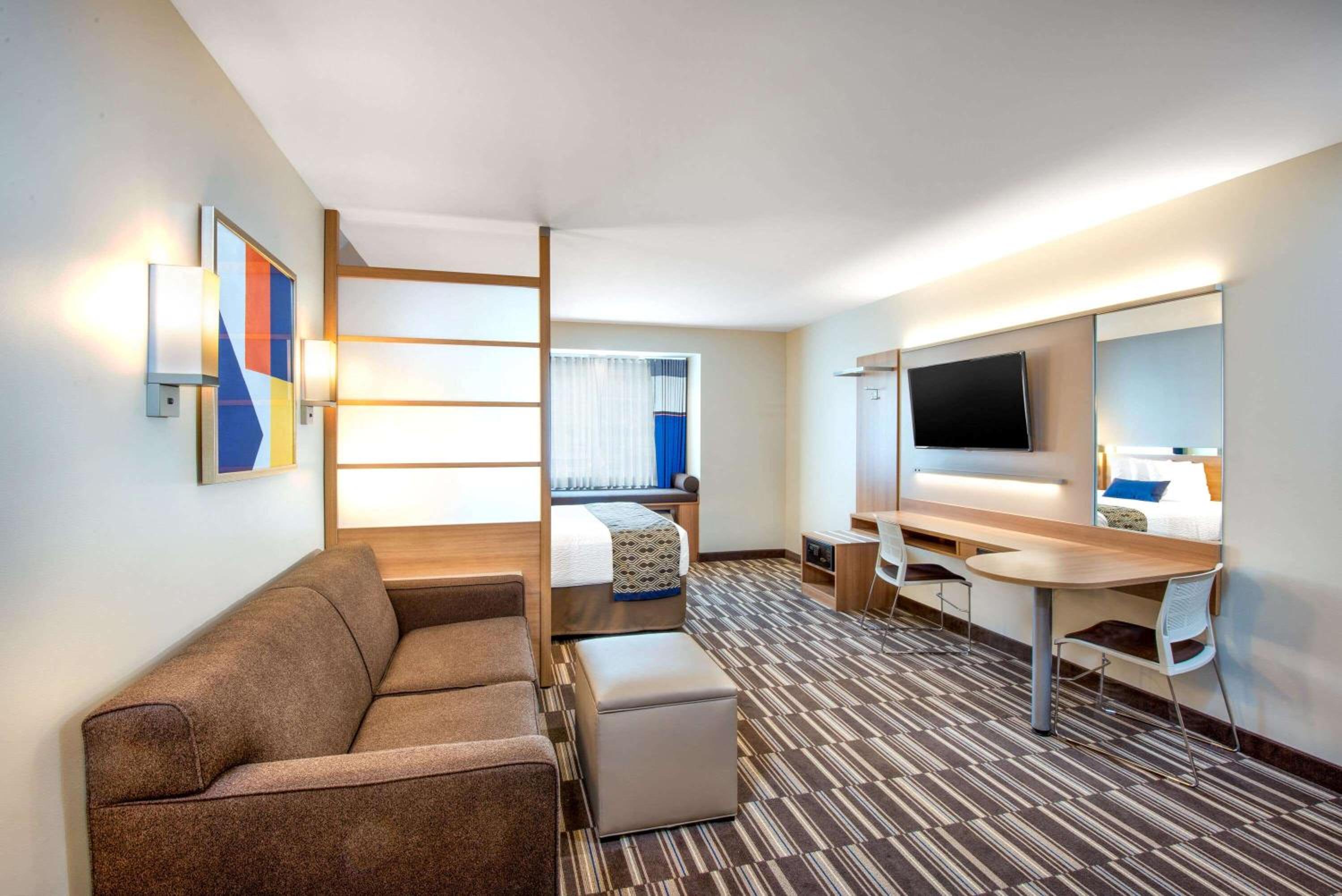 Queen Studio Suite - Non-Smoking - Photo 1