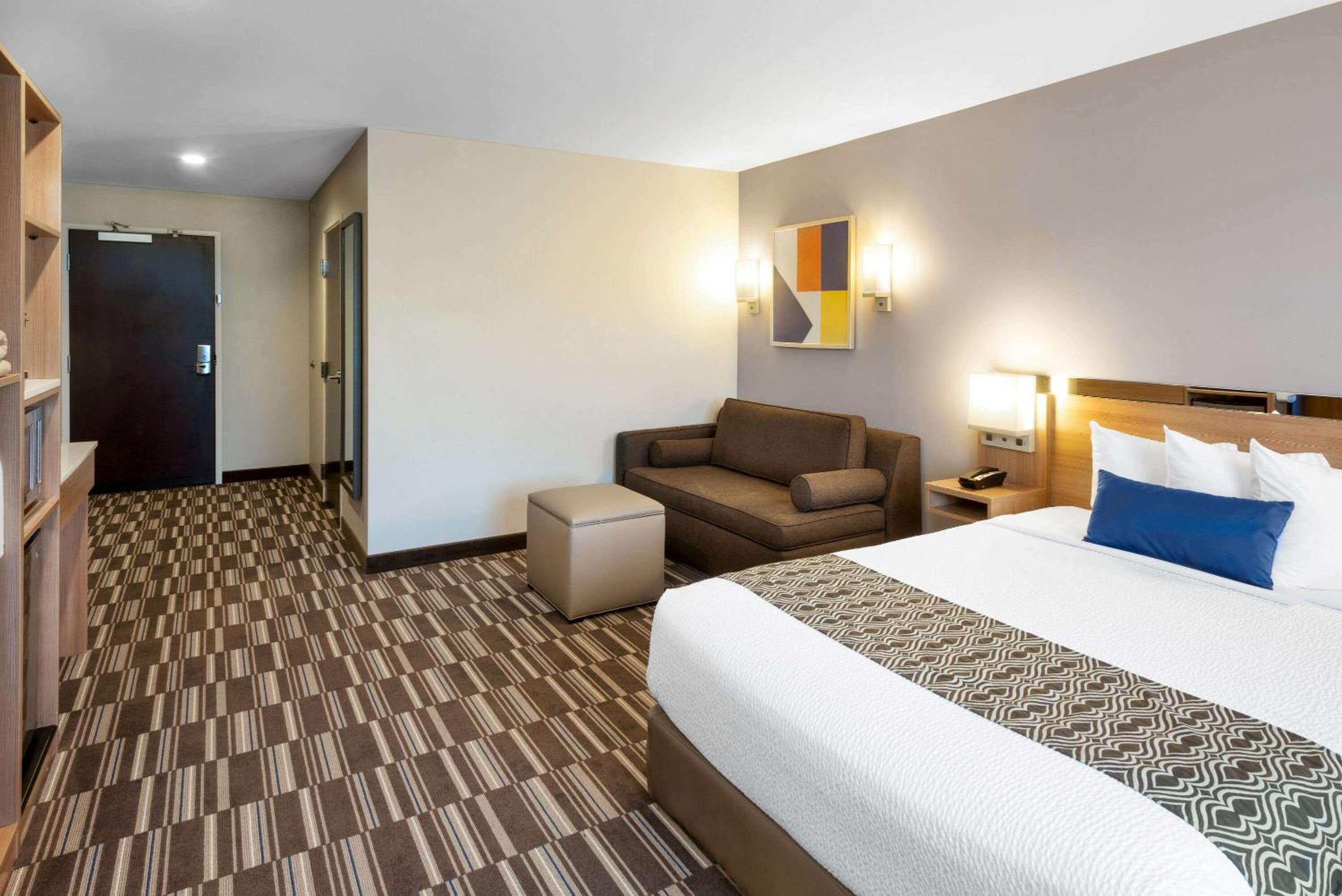 Queen Studio Suite - Mobility Access/Non-Smoking - Photo 1