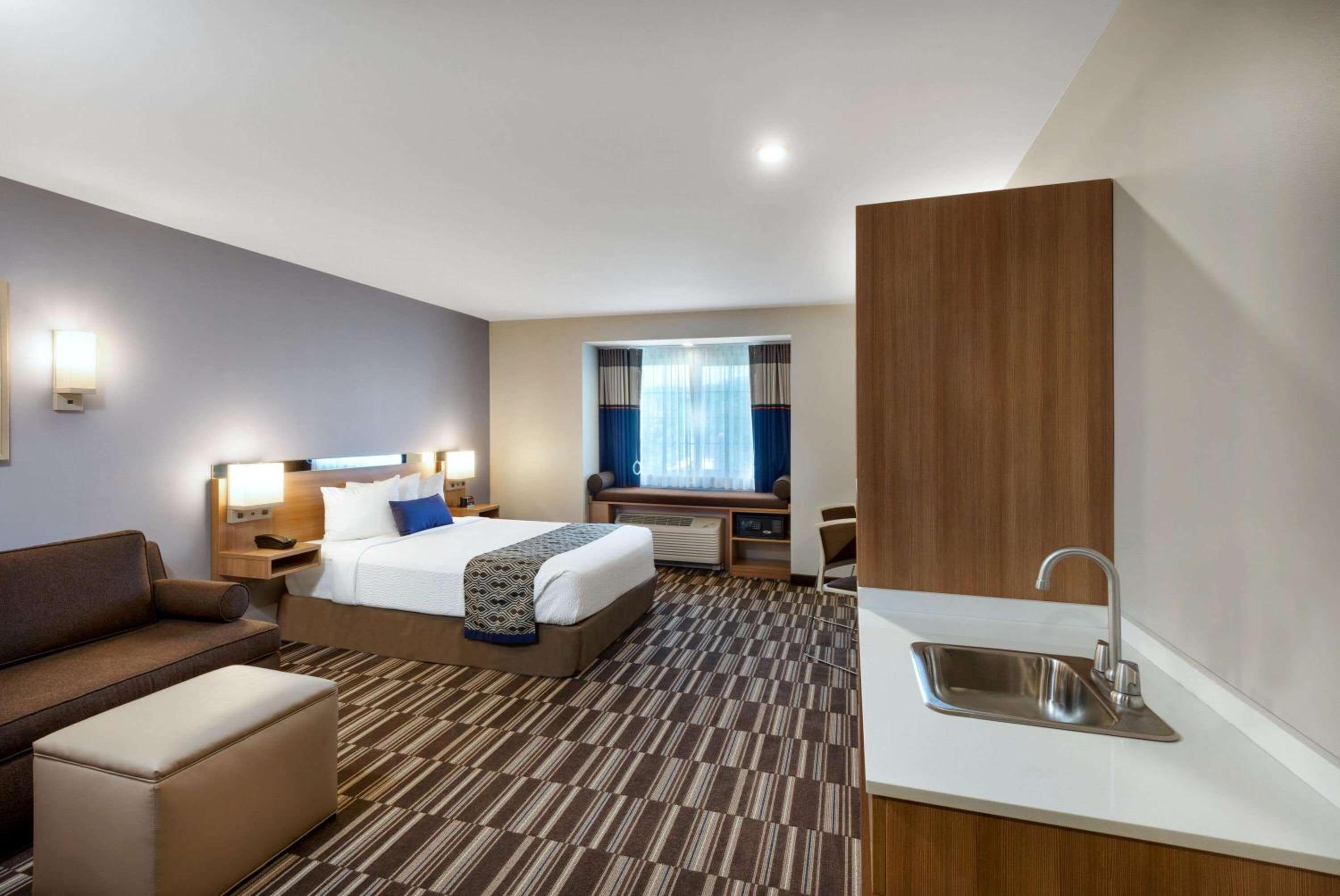 Queen Studio Suite - Mobility Access/Non-Smoking - Photo 4