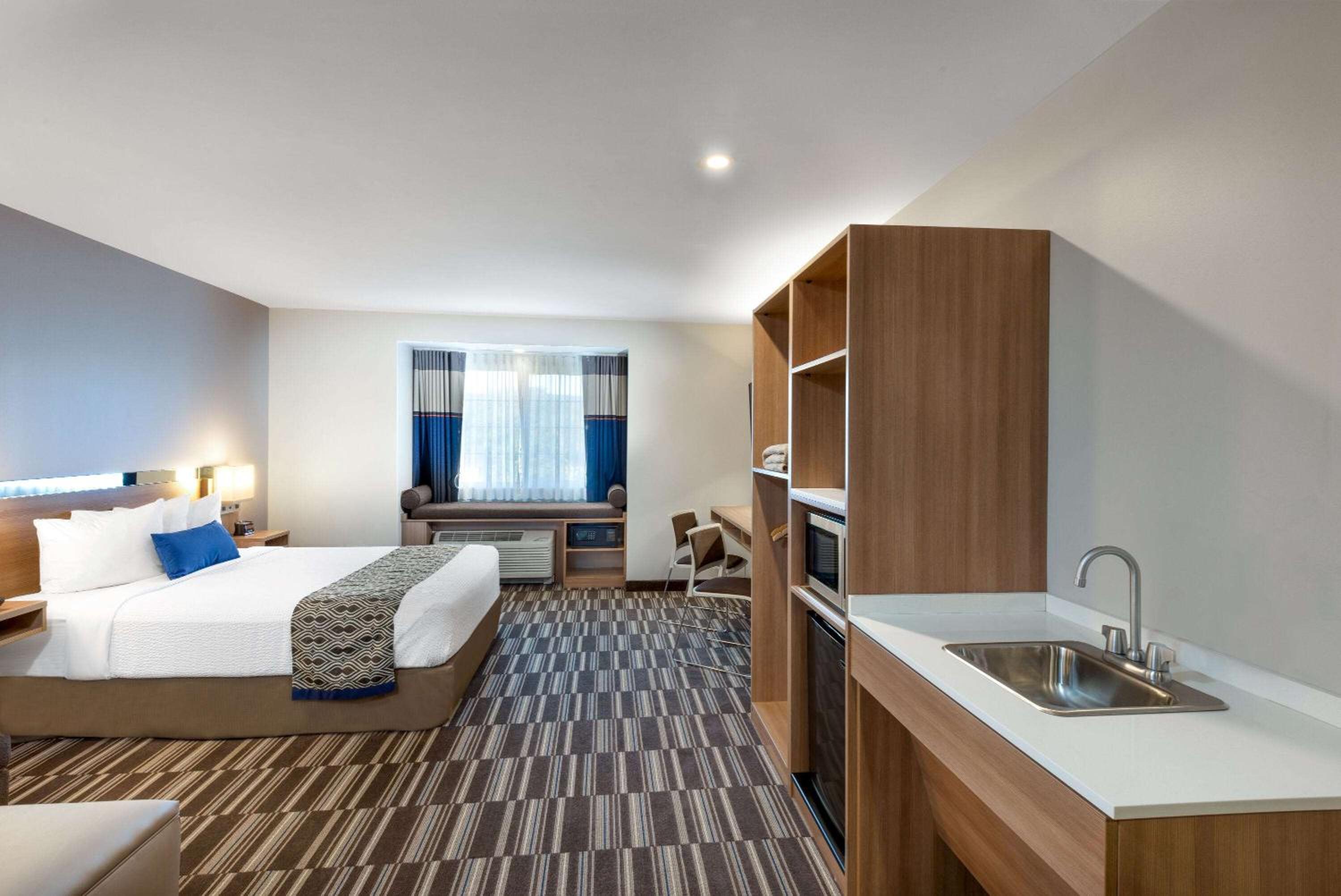 Queen Studio Suite - Mobility Access/Non-Smoking - Photo 5