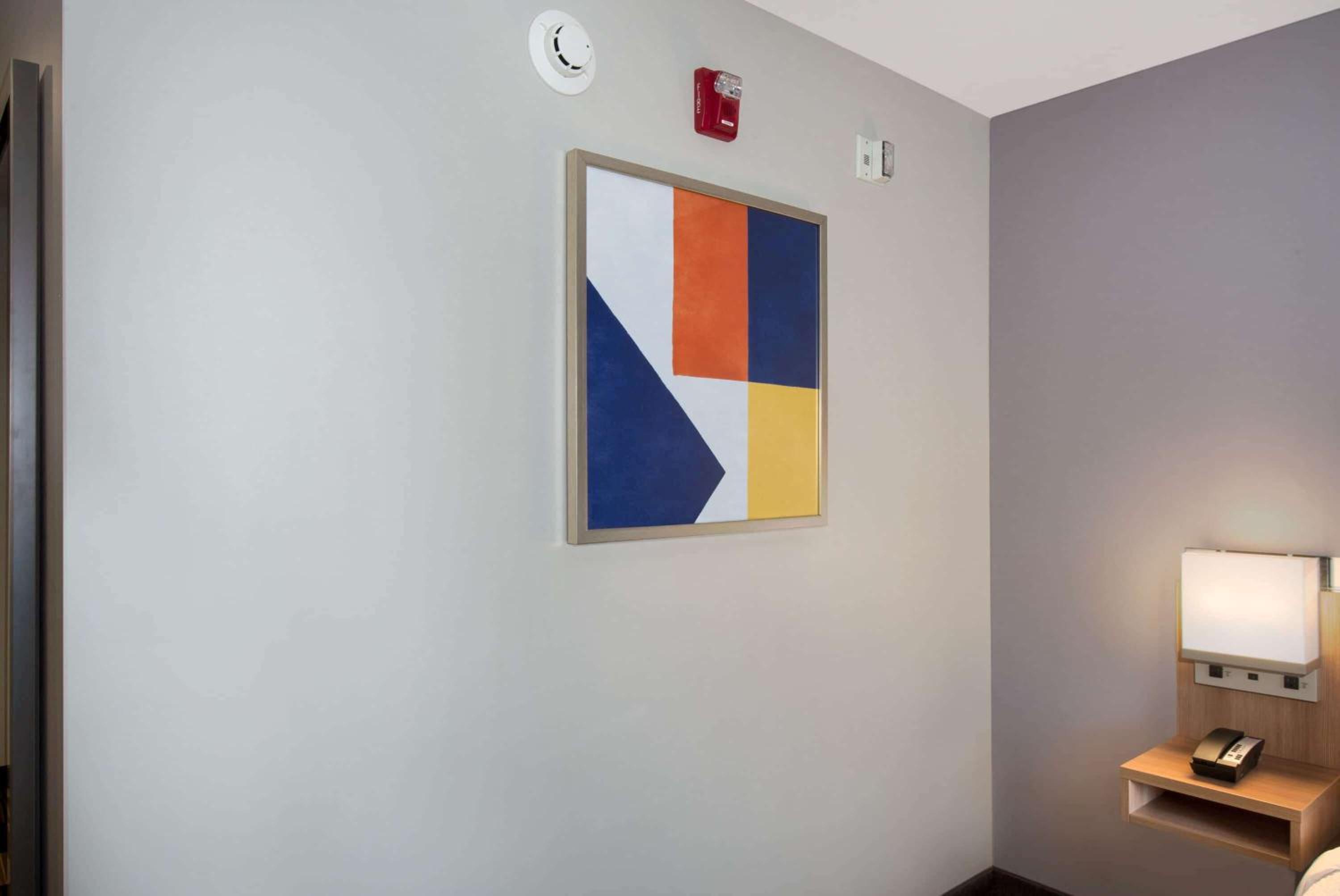 Queen Room - Mobility Access/Non-Smoking - Photo 4