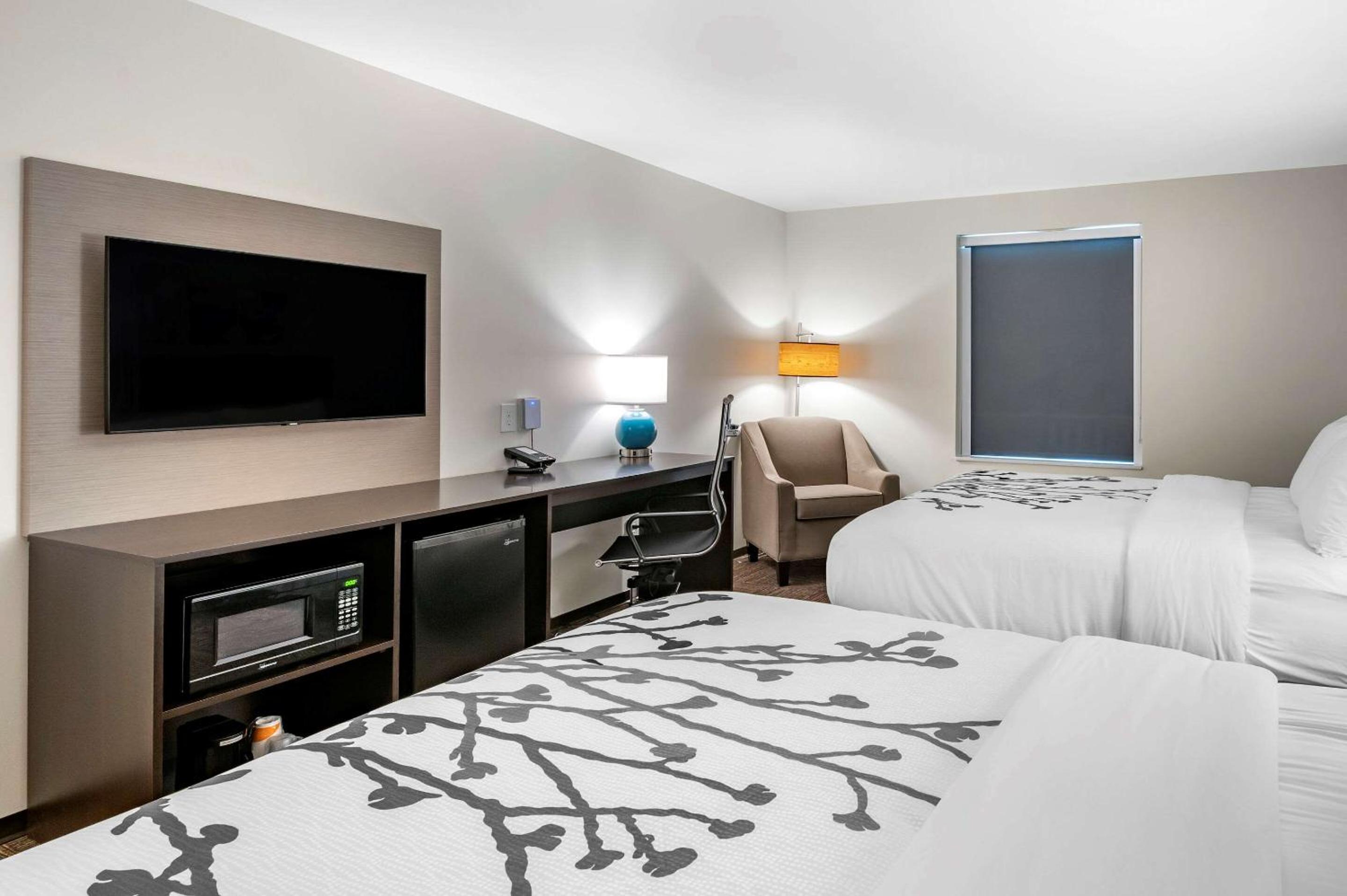 Standard Queen Room with Two Queen Beds - Non Smoking  - Photo 3