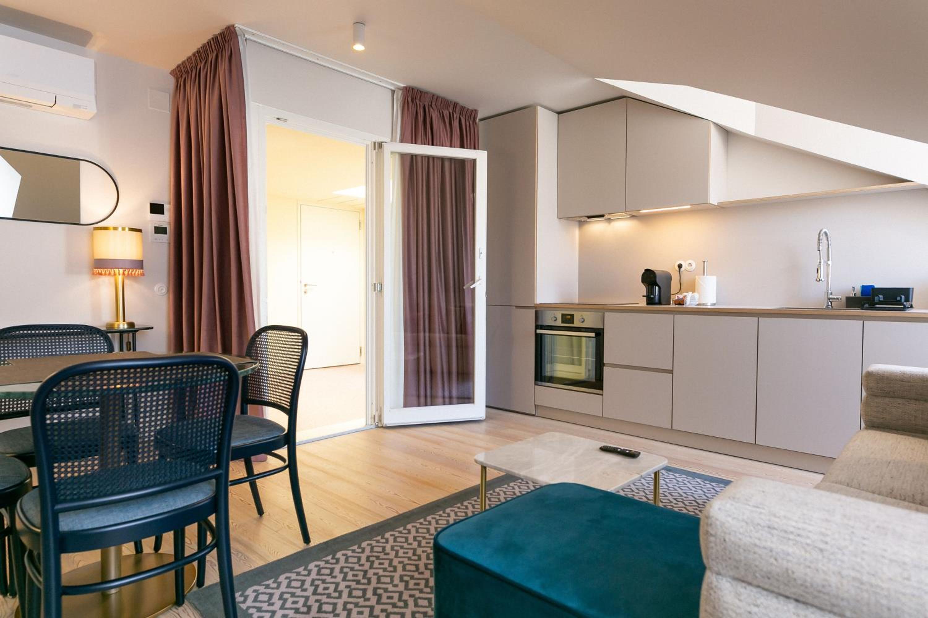 One-Bedroom Apartment with Castle View - Photo 3