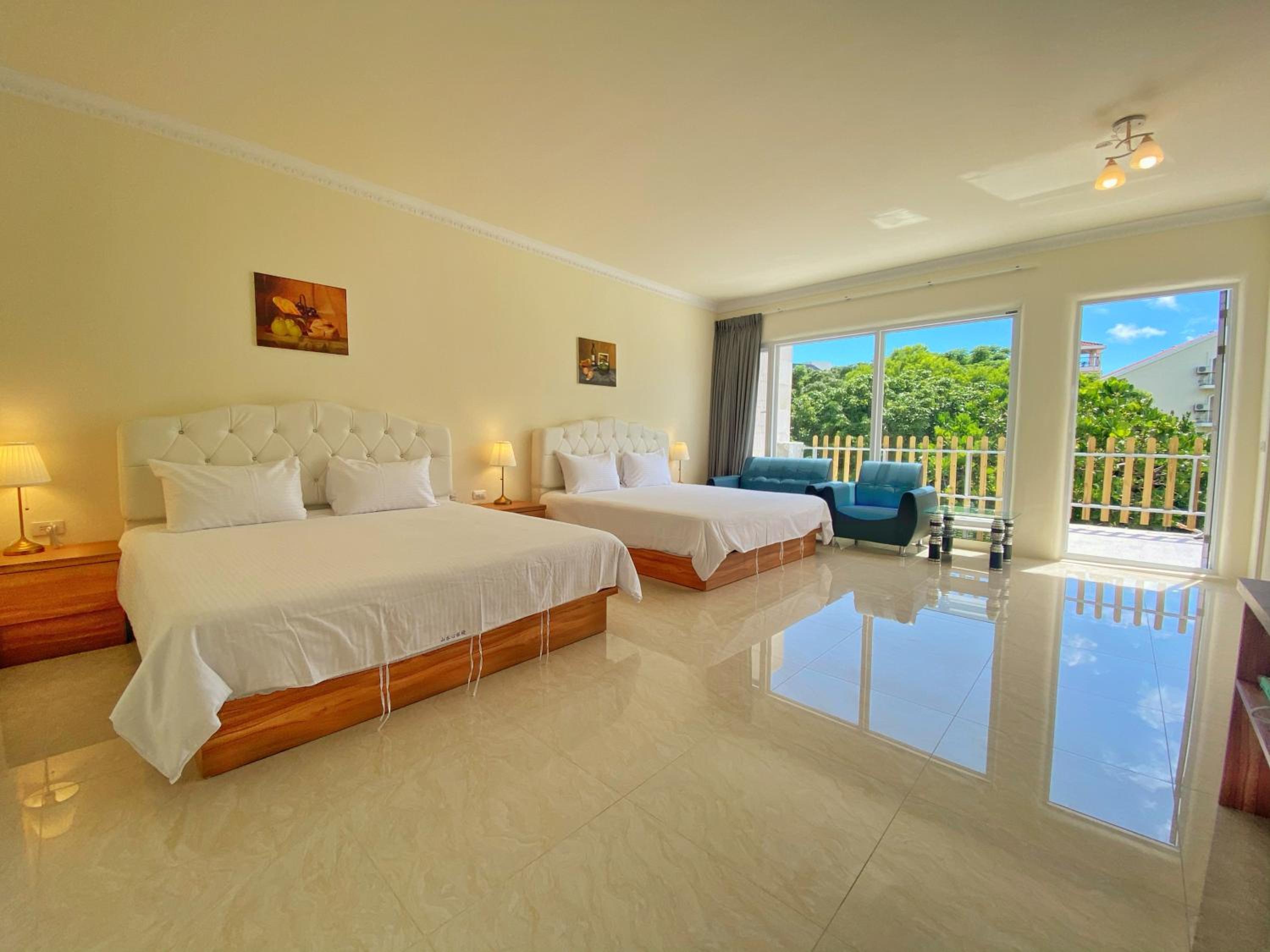 Queen Room with Two Queen Beds photo 1