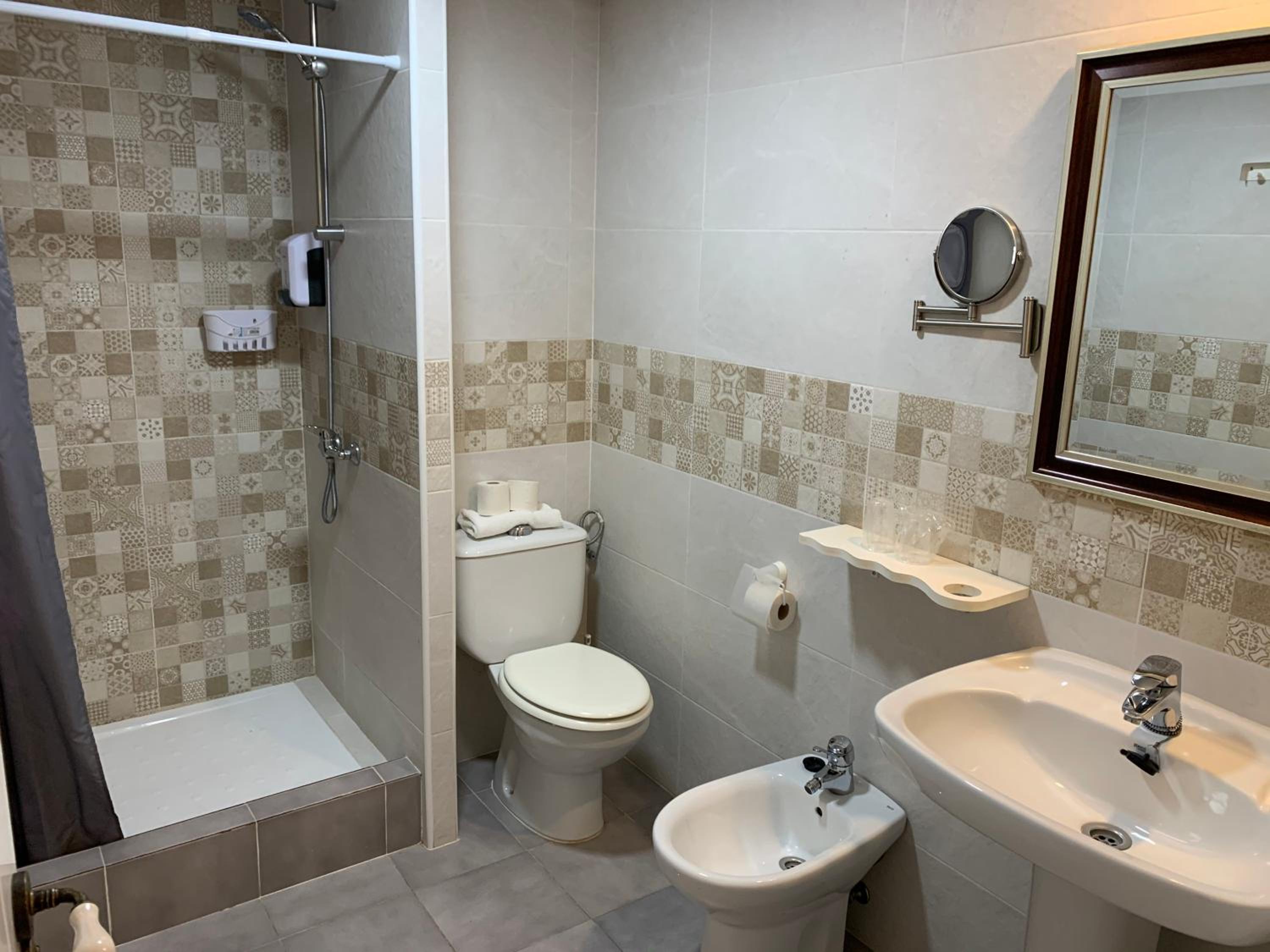 Triple Room with Private Bathroom - Photo 5
