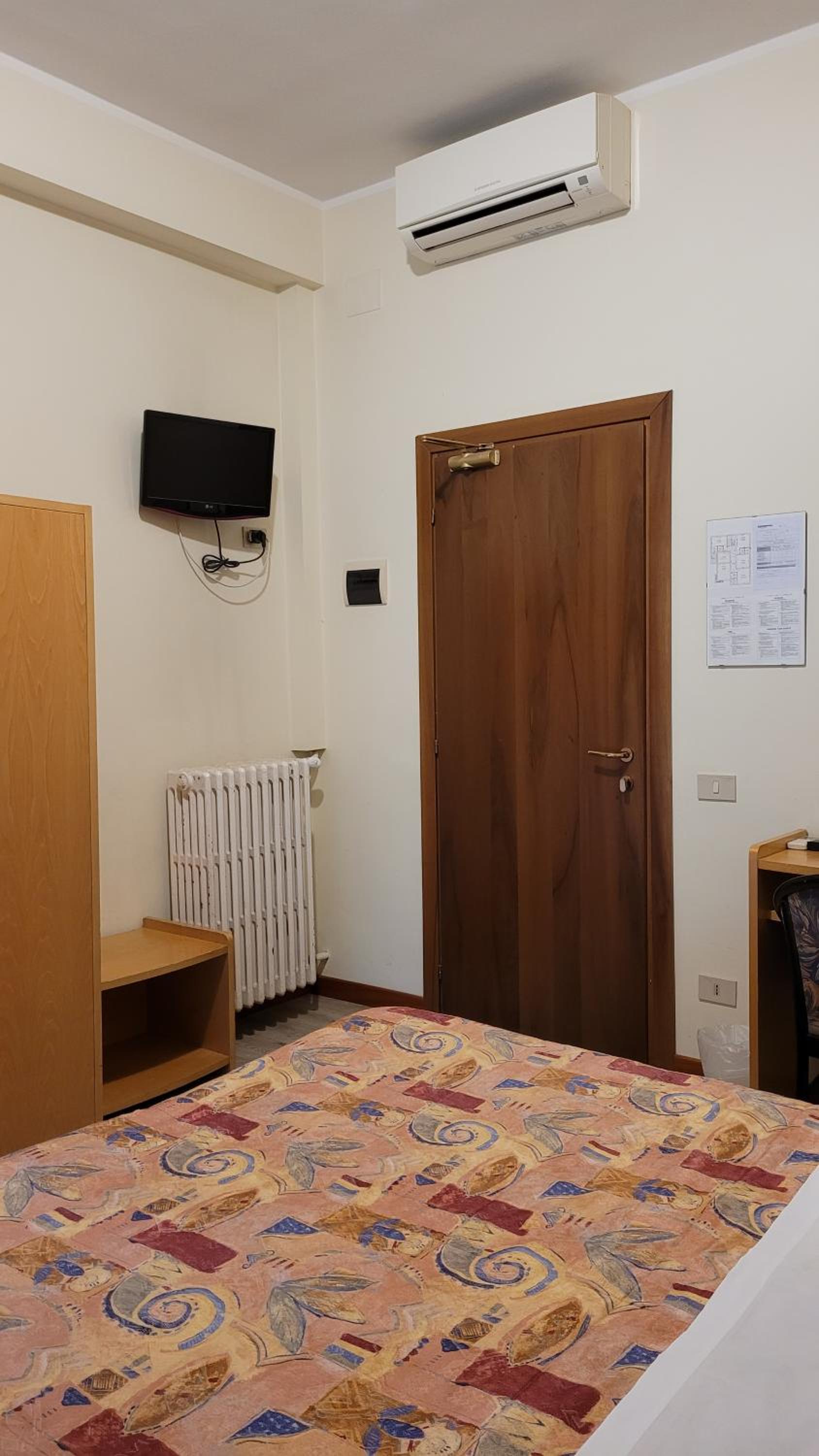 Double or Twin Room - Photo 4