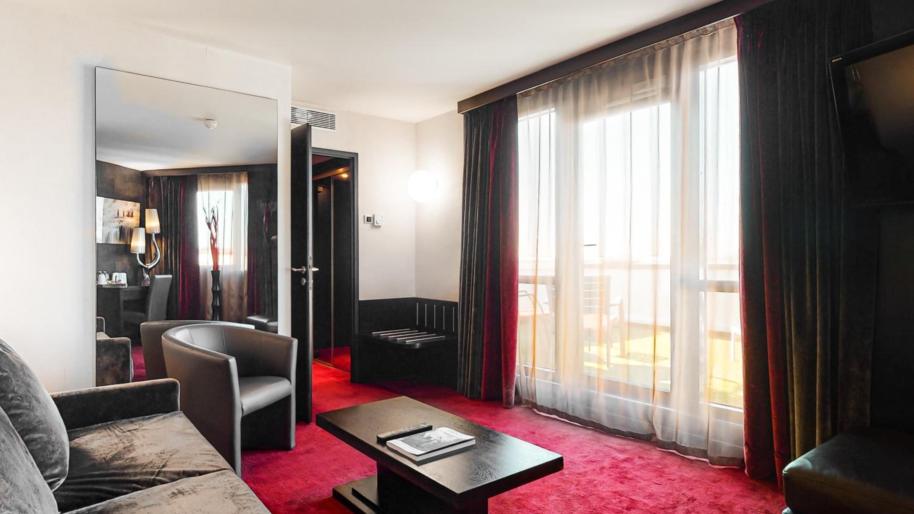 Suite - Photo 1