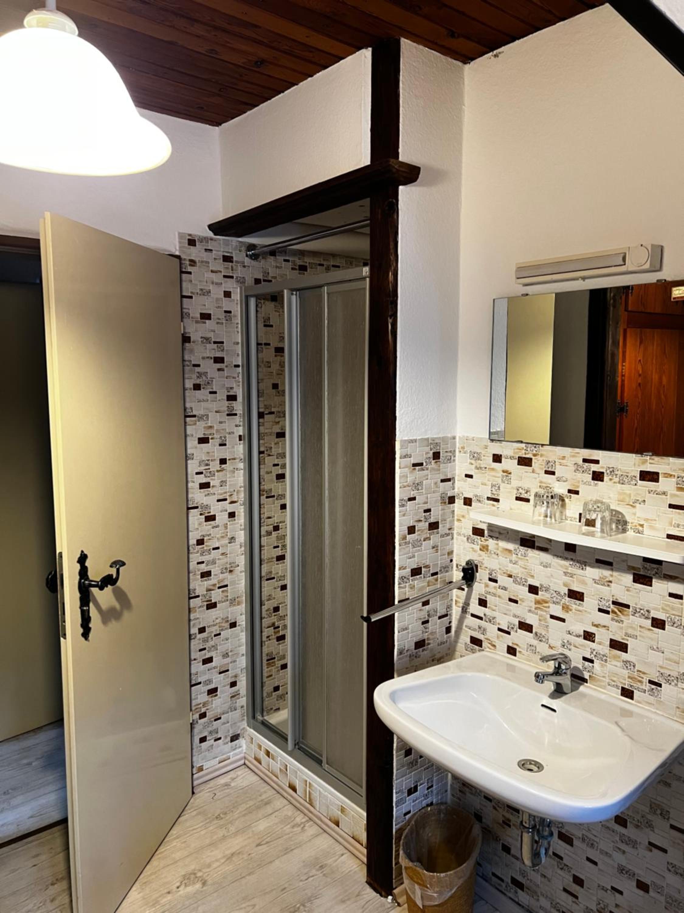 Budget Double Room - Photo 3
