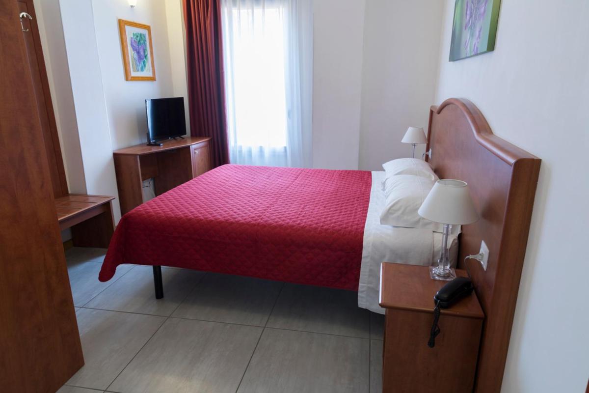 Double Room - Photo 16