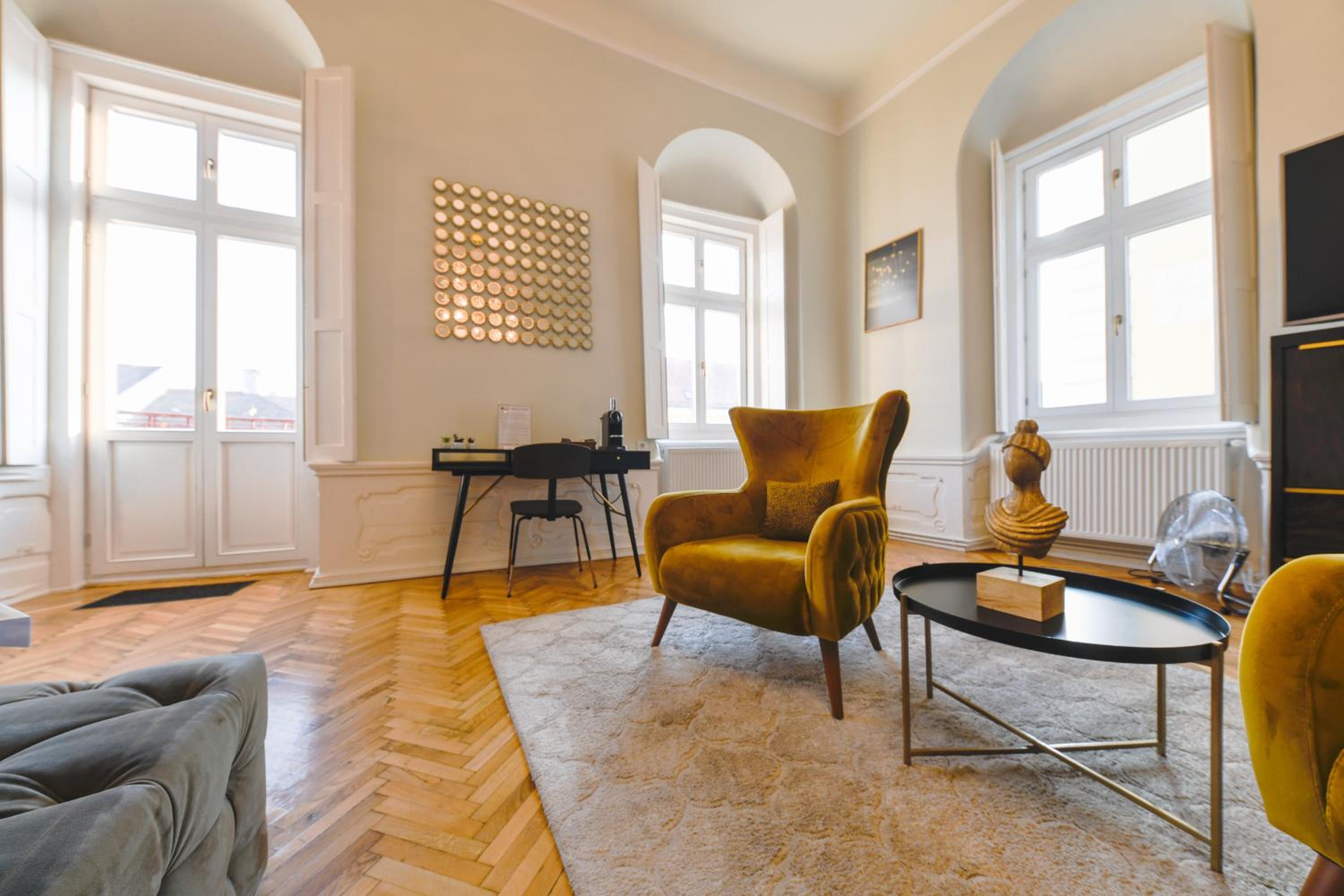 Deluxe King Room - Photo 9