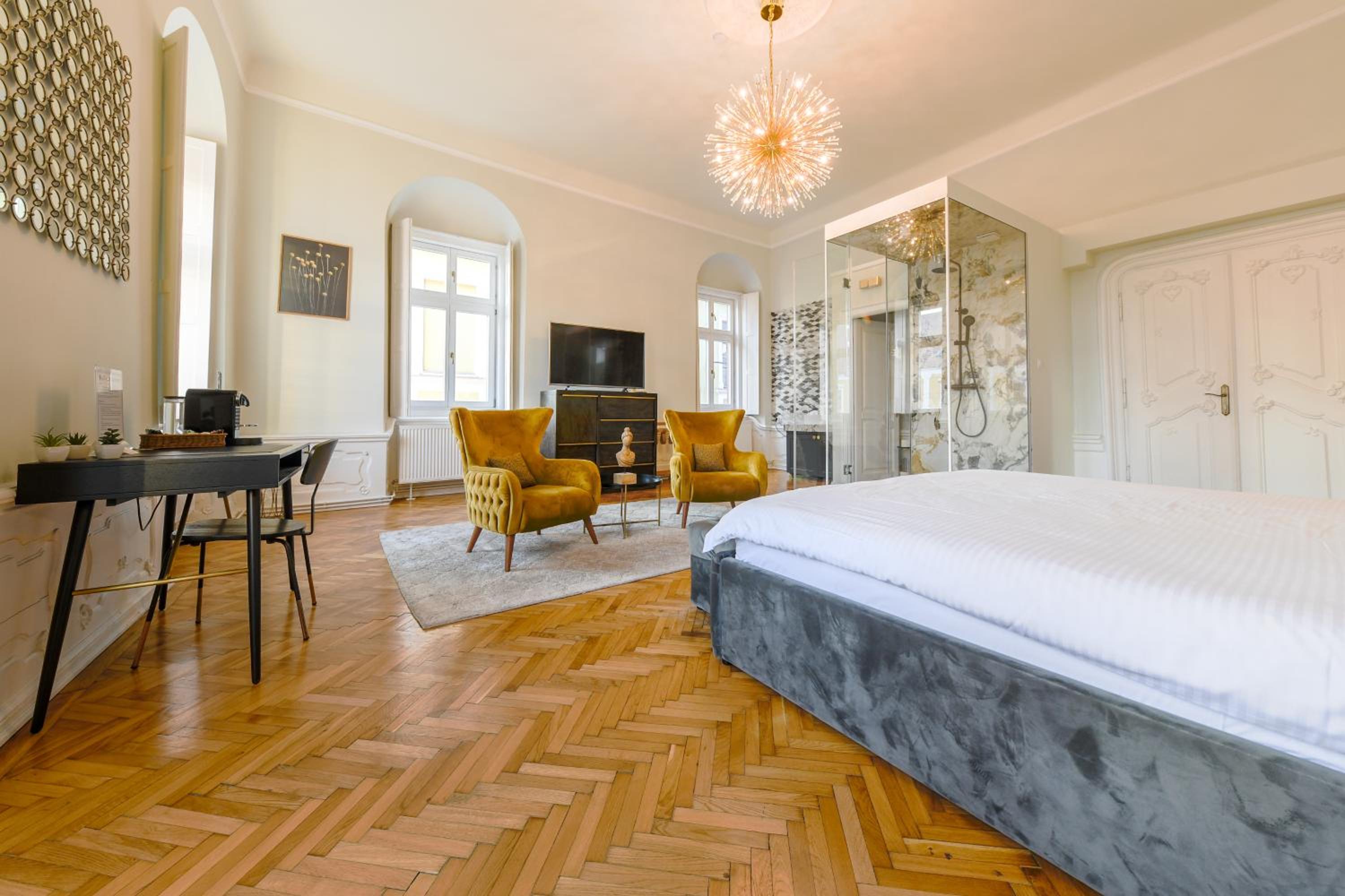 Deluxe King Room - Photo 19