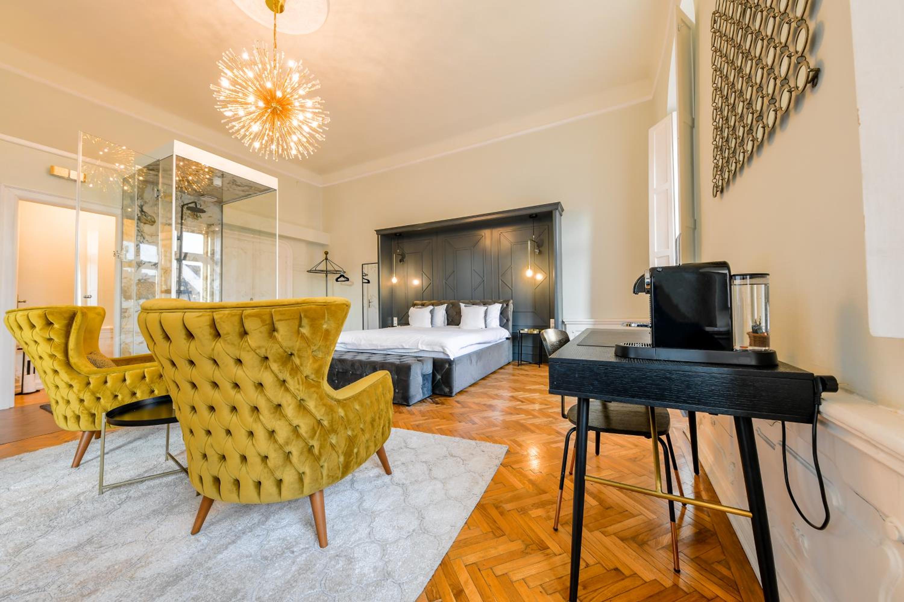 Deluxe King Room - Photo 4