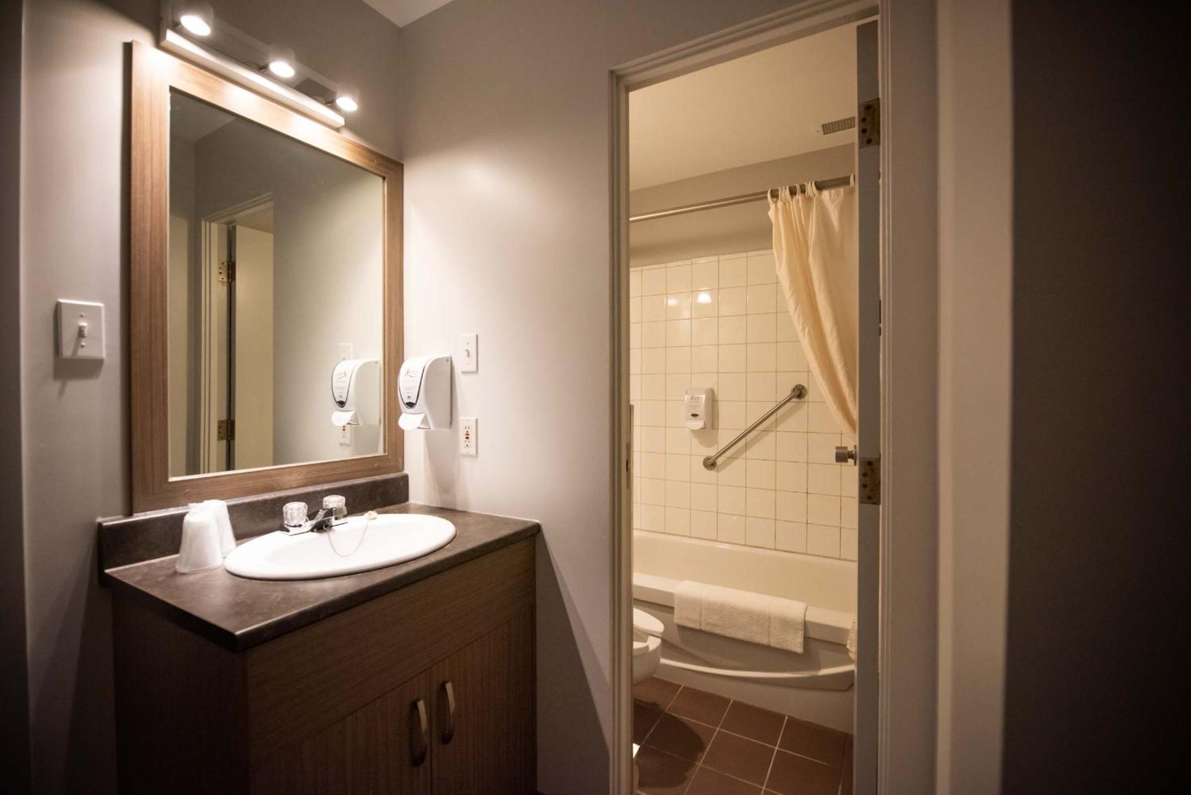 Standard Quadruple Room with Private Bathroom  photo 3