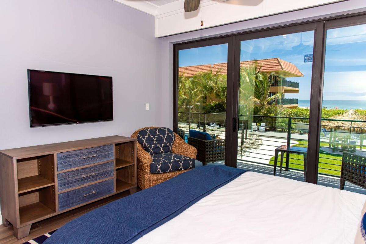 Junior Suite with Pool View - Photo 6