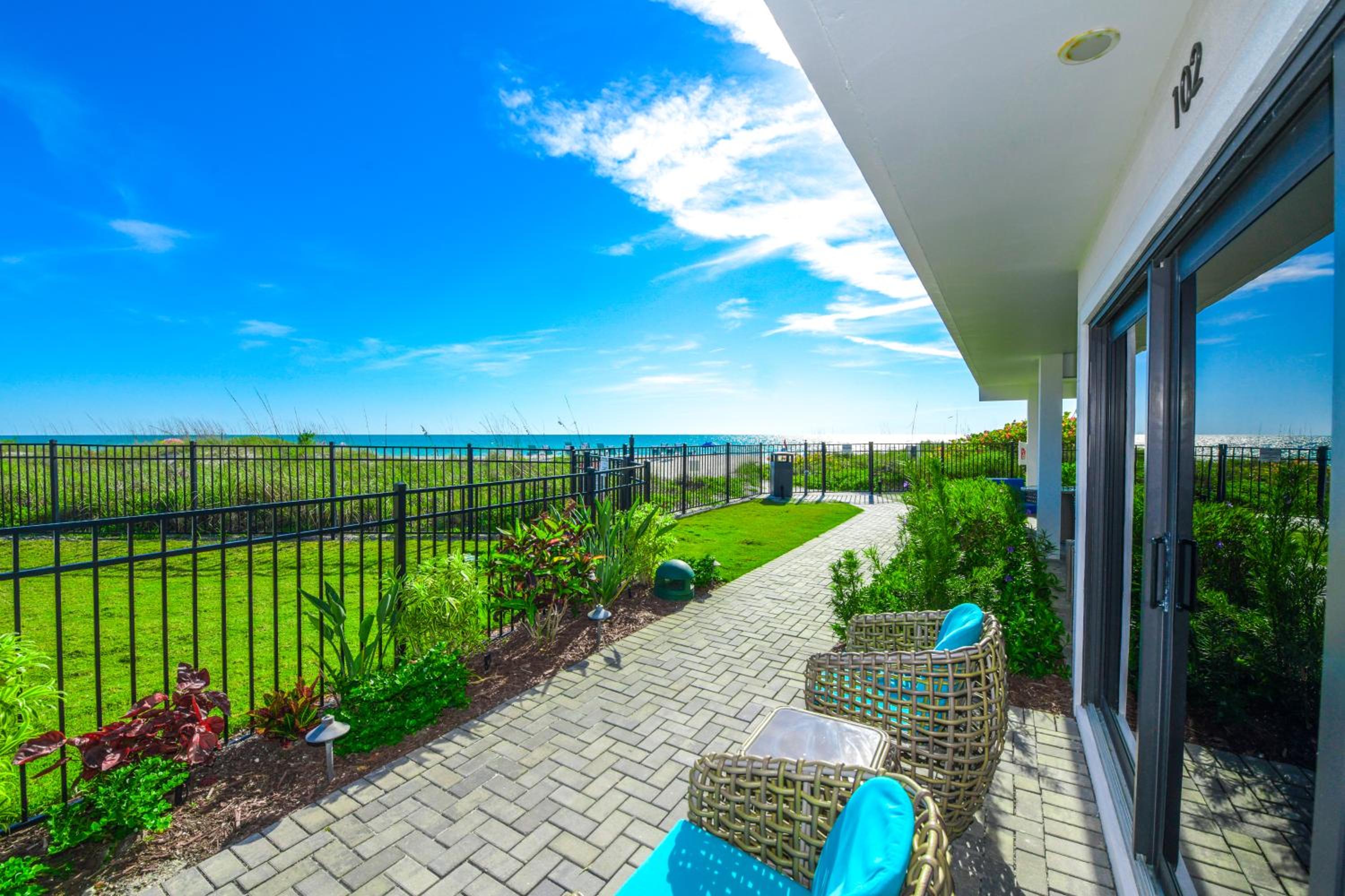 Studio with Pool View - Photo 6